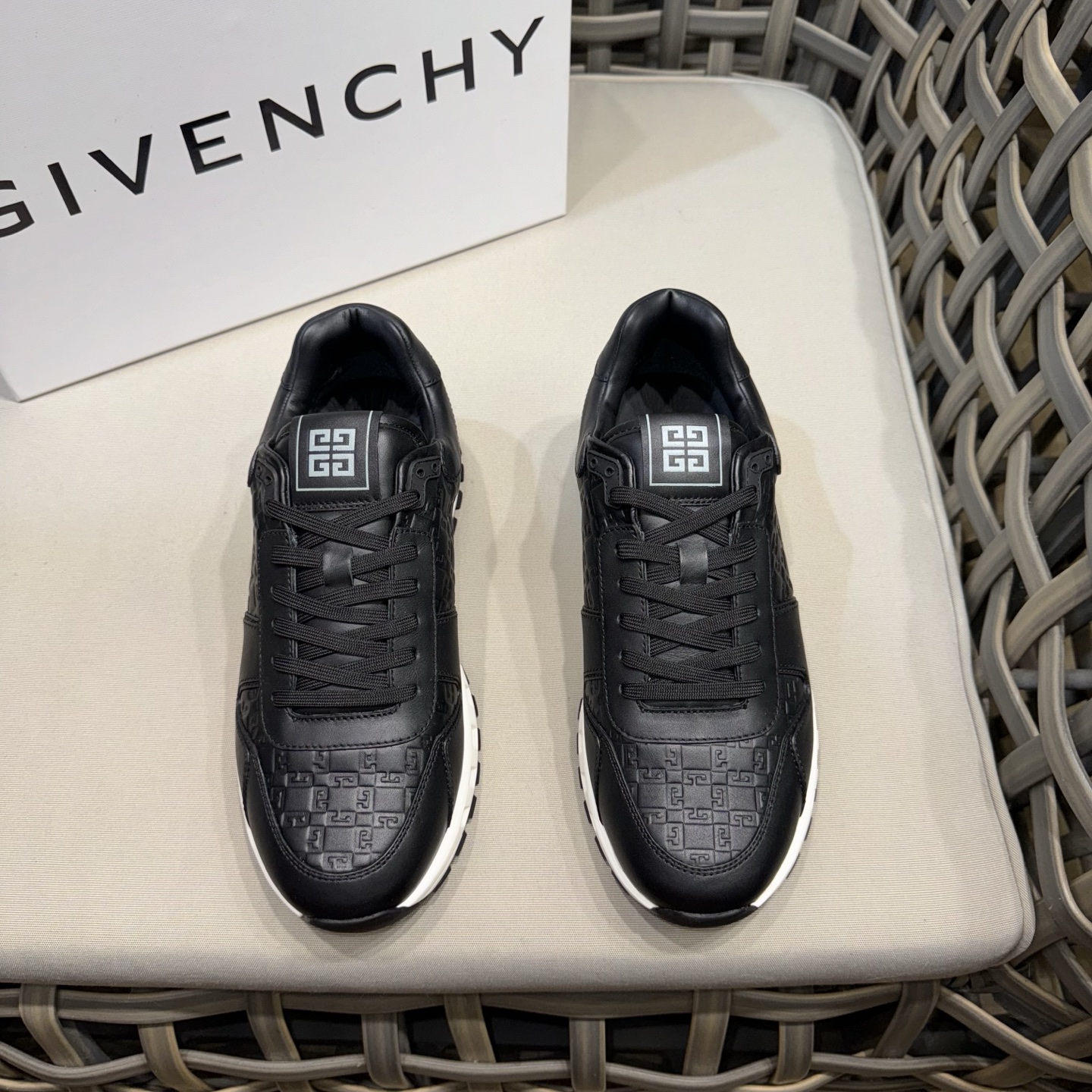NO:274198,GIVENCH* low top casual shoes｜Mainly made of white smooth matte leather and other materials｜Upper 4G imprint logo｜Mixed zigzag hollow design｜Embroidered GVC logo｜White light EVA sole｜Comfortable on foot Size39-44 (customized for 38.45),, givennchy19860909GIVENCH*低帮休闲鞋｜主要采用白色光滑哑光皮革等材质｜鞋面4G压印logo｜混搭之字形镂空设计｜点缀GVC标志｜白色轻盈EVA鞋底｜上脚舒适 Size39-44（38.45定做）,,givenchy,Men's shoes