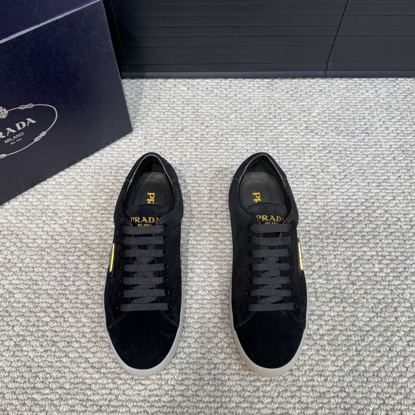 NO:274158,Prada Men's Casual Sports Shoes | These delicate matte beef leather sneakers are casual and versatile | Use soft and simple lines to outline the sporty silhouette | The iconic triangle badge on the side | The sole is light and stable | The tongue is decorated with embossed silk screen printed logo to show a unique charm Size39-44 (customized for 38.45),,prada,prada,sneakers19860909Prada普拉达男士休闲运动鞋｜这款细腻磨砂牛面革运动鞋休闲百搭｜运用柔和简洁的线条勾勒出运动风廓形｜侧面标志性三角徽章｜鞋底轻盈而稳固｜鞋舌饰有压花效果丝网印花徽标 彰显别具一格的魅力 Size39-44（38.45定做）,,prada,prada,sneakers,Men's shoes