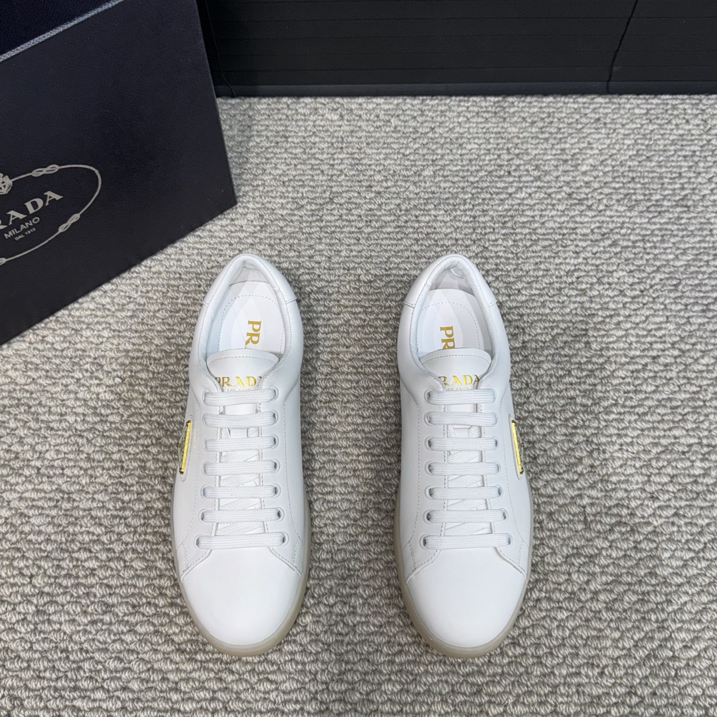 NO:274160,Prada Men's Casual Sports Shoes | This delicate ox leather sneaker is casual and versatile | Use soft and simple lines to outline a sporty silhouette | The iconic triangle badge on the side | The sole is light and stable | The tongue is decorated with an embossed screen printed logo to show a unique charm Size39-44 (customized for 38.45),,prada,prada,sneakers19860909Prada普拉达男士休闲运动鞋｜这款细腻牛面革运动鞋休闲百搭｜运用柔和简洁的线条勾勒出运动风廓形｜侧面标志性三角徽章｜鞋底轻盈而稳固｜鞋舌饰有压花效果丝网印花徽标 彰显别具一格的魅力 Size39-44（38.45定做）,,prada,prada,sneakers,Men's shoes