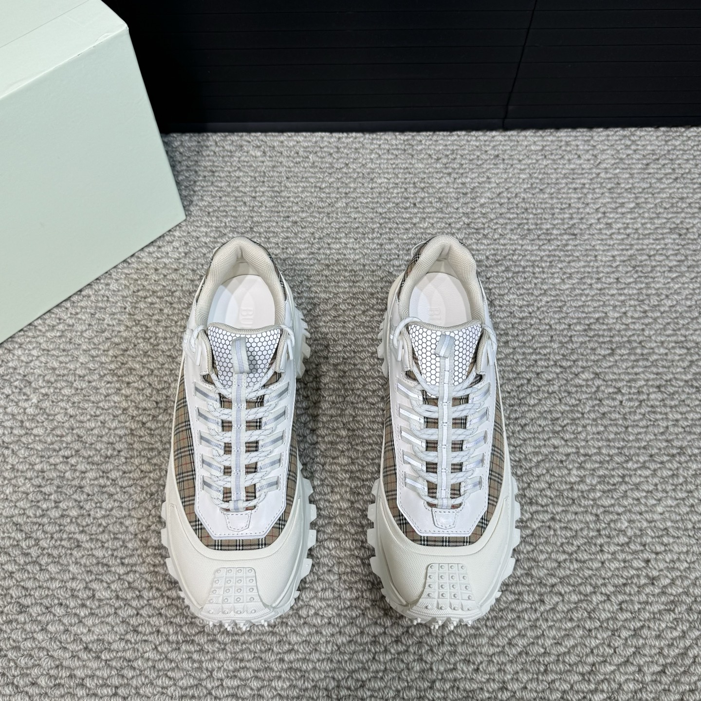 NO:274143,Burberry/Burberry boutique men's casual shoes | Fashion show Union sneakers | Inlaid with a variety of materials, appearances and textures | Use Vintage retro plaid cotton fabric and nylon cut pieces | Use thick-soled laminated sole design | Vibrant sports style | Decorative brand exclusive logo pattern and renewed logo Size39-44 (customized for 38.45),,burberry,burberry,sneakers19860909Burberry/巴宝莉精品男士休闲鞋｜时装秀款 Union 运动鞋｜镶拼多种材质、外观和质地｜选用Vintage 复古格纹棉质面料与尼龙裁片打造｜采用厚底叠层鞋底设计｜挥洒活力运动风｜装饰品牌专属标识图案以及焕新的徽标 Size39-44（38.45定做）,,burberry,burberry,sneakers,Men's shoes