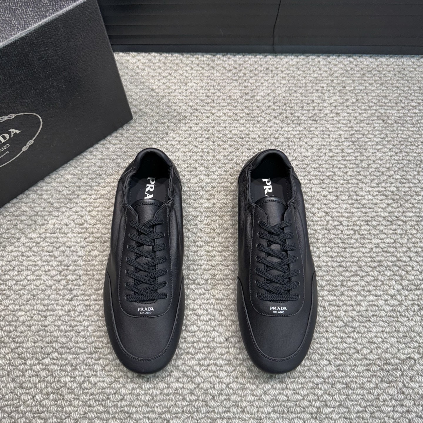 NO:274300,PRADA/Prada Collapse leather stretch men's sneakers｜This ultimate light sneaker is made of cowhide leather to create a three-dimensional shoe shape｜Mixed and matched materials highlight the sporty style and exquisite craftsmanship of Prada｜Upset with silk screen printed logo｜Rubber thin sole｜Free design with elastic side top｜Easy to put on and take off, easy and easy Size39-44 (customized for 38.45),,prada,prada,sneakers,cowhide19860909PRADA/普拉达Collapse皮革弹力男士运动鞋｜ 这款至臻轻盈的运动鞋以牛皮皮革打造立体鞋形｜混搭材质彰显了Prada的运动风尚与精湛工艺灵魂｜鞋面饰以丝网印花徽标｜橡胶薄底｜采用平底设计搭配弹力侧帮｜便于穿脱 轻松自如 Size39-44（38.45定做）,,prada,prada,sneakers,cowhide,Men's shoes