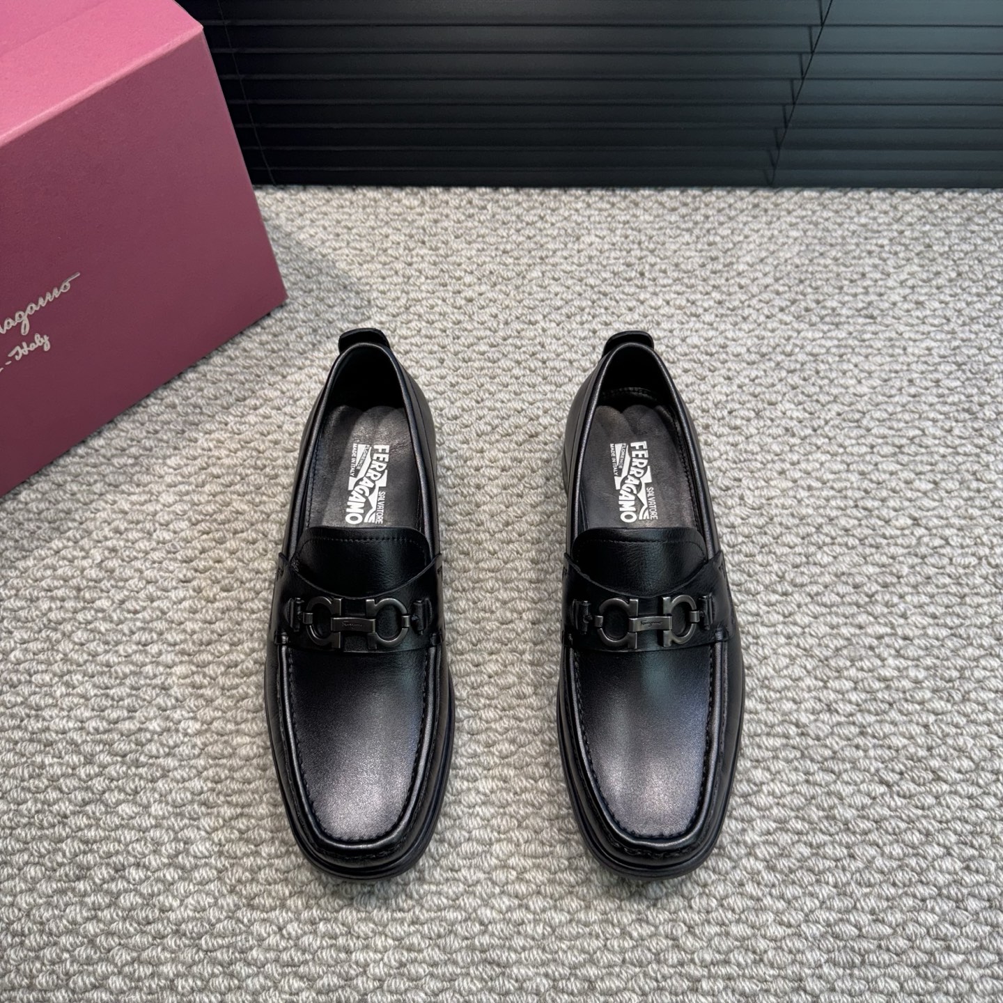 NO:275118,Ferrgam*GANCINI buckles with mocasin shoes | Interpreting Fer~gamo classic shoe shape with a modern style | Soft cowhide mocasin shoes with a personalized Gancini buckle | Add a touch of avant-garde fashion to the original style | The upper is hand-sewn | Refined from the 