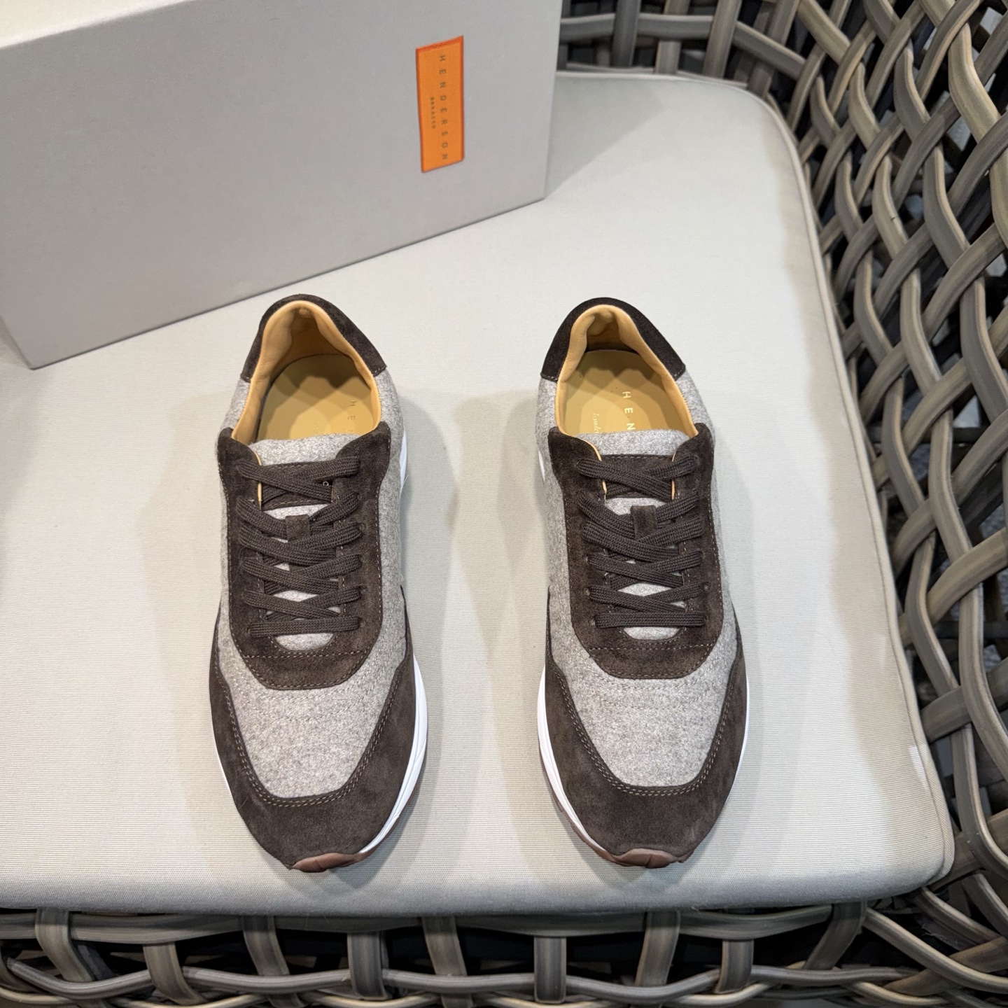 NO:284115,Henderson Baracco men's casual sneakers | Made of tweed fabric and suede splicing | Inner water dyed cowhide | Exclusive mold opening | With contemporary aesthetics and thick light soles, decorated with exquisite style details | The model has been reinterpreted, providing greater comfort and flexibility | Establishing itself as an ideal choice for those looking for multifunctional footwear Size39-44 (38.45.46 Custom made) RMB,,sneakers,cowhide19860909Henderson Baracco男士休闲运动鞋｜呢子布面料和绒面革拼接制成｜内里水染牛皮｜独家开模｜凭借当代美学和厚实的轻质鞋底 装饰着精致的风格细节｜该模型经过重新诠释,提供了更大的舒适性和灵活性｜确立了自己作为寻找多功能鞋类的人的理想选择 Size39-44（38.45.46定做)元,,sneakers,cowhide,Men's shoes