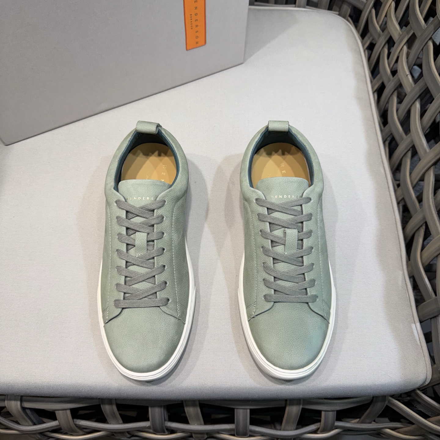 NO:284120,Henderson Baracco classic men's casual sneakers | Soft cowhide leather | Water-dyed cowhide inner | Genuine open mold ergonomic insole | Support walking to make it very comfortable | Ultra-light EVA rubber outsole Size39-44 (38.45.46 customized) yuan,,sneakers,cowhide19860909Henderson Baracco经典男士休闲运动鞋｜柔软的牛皮皮革｜水染牛皮内里｜正版开模人体工学鞋垫｜支撑行走 使其非常舒适｜超轻EVA橡胶外底 Size39-44（38.45.46定做)元,,sneakers,cowhide,Men's shoes