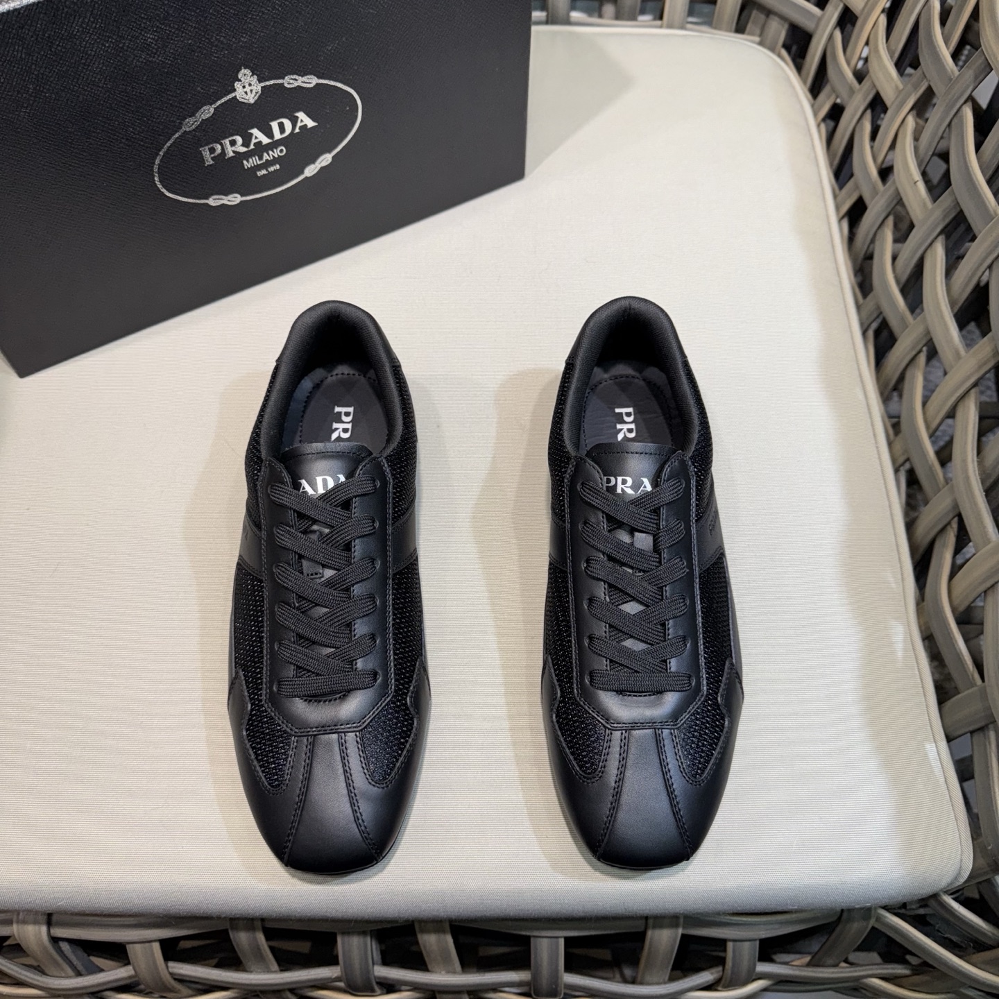 NO:275978,Prada classic men's lace-up casual shoes | Imported cowhide spliced ​​breathable mesh upper | Upper stitching layered design lightweight breathable | Soft and comfortable | Sides and PRADA letters | Very unique sports style, showing the brand style | Lightweight concave and convex patterned rubber sole | Paired with cowhide feet inside | Excellent foot feeling fashionable and atmospheric | Full set of original packaging Size39-44 (customized for 38.45),,prada,cowhide19860909Prada经典男士系带休闲鞋｜进口牛皮拼接透气网布鞋面｜鞋面缝线层次设计感 轻盈透气｜柔软舒适｜侧面饰以PRADA字母｜颇具与众不同的运动风范 尽显品牌格调｜轻质凹凸花纹橡胶鞋底｜搭配牛皮垫脚内里｜脚感极佳 时尚大气｜配全套原包装 Size39-44（38.45定做）,,prada,cowhide,Men's shoes