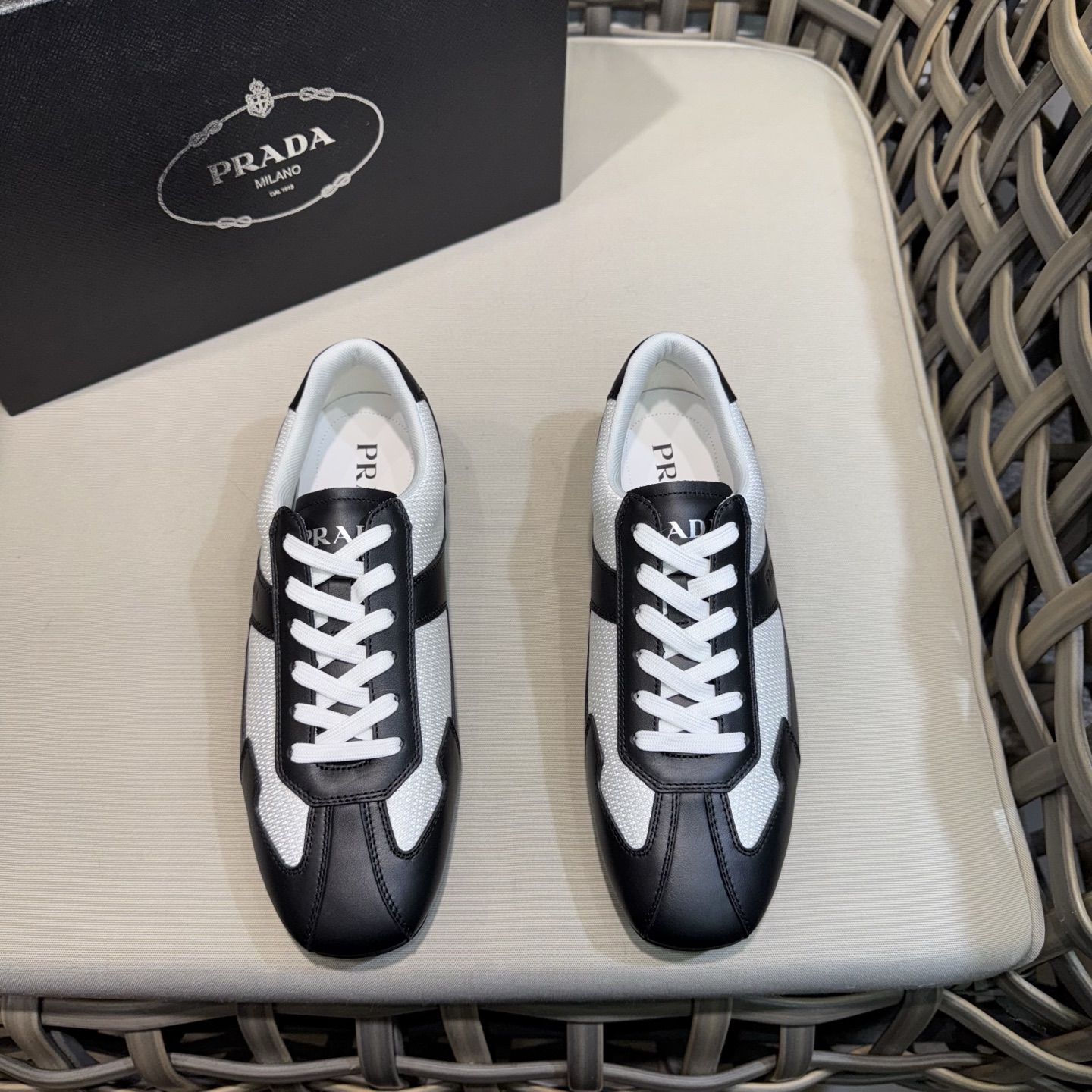 NO:275976,Prada classic men's lace-up casual shoes | Imported cowhide spliced ​​breathable mesh upper | Upper stitching layered design lightweight breathable | Soft and comfortable | Sides and PRADA letters | Very unique sports style, showing the brand style | Lightweight concave and convex patterned rubber sole | Paired with cowhide feet inside | Excellent foot feeling fashionable and atmospheric | Full set of original packaging Size39-44 (customized for 38.45),,prada,cowhide19860909Prada经典男士系带休闲鞋｜进口牛皮拼接透气网布鞋面｜鞋面缝线层次设计感 轻盈透气｜柔软舒适｜侧面饰以PRADA字母｜颇具与众不同的运动风范 尽显品牌格调｜轻质凹凸花纹橡胶鞋底｜搭配牛皮垫脚内里｜脚感极佳 时尚大气｜配全套原包装 Size39-44（38.45定做）,,prada,cowhide,Men's shoes