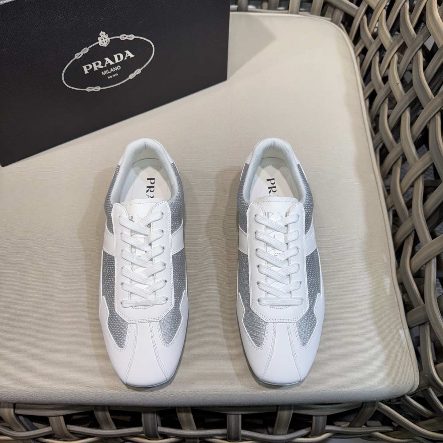 NO:275974,Prada classic men's lace-up casual shoes | Imported cowhide spliced ​​breathable mesh upper | Upper stitching layered design lightweight breathable | Soft and comfortable | Sides and PRADA letters | Very unique sports style, showing the brand style | Lightweight concave and convex patterned rubber sole | Paired with cowhide feet inside | Excellent foot feeling fashionable and atmospheric | Full set of original packaging Size39-44 (customized for 38.45),,prada,cowhide19860909Prada经典男士系带休闲鞋｜进口牛皮拼接透气网布鞋面｜鞋面缝线层次设计感 轻盈透气｜柔软舒适｜侧面饰以PRADA字母｜颇具与众不同的运动风范 尽显品牌格调｜轻质凹凸花纹橡胶鞋底｜搭配牛皮垫脚内里｜脚感极佳 时尚大气｜配全套原包装 Size39-44（38.45定做）,,prada,cowhide,Men's shoes