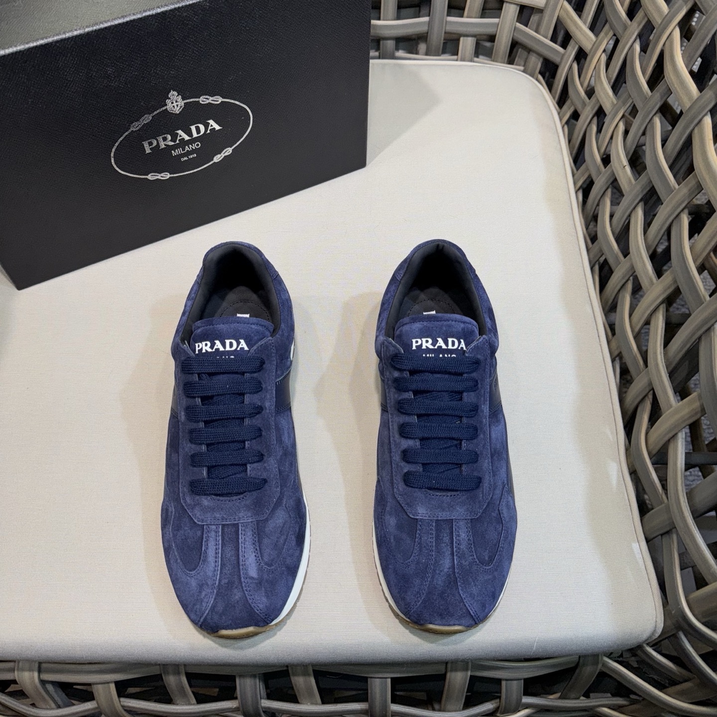 NO:275955,Prada classic men's lace-up casual shoes | Imported cowhide upper | Upper stitching layered design lightweight and breathable | Soft and comfortable | Sides decorated with PRADA letters | Very unique sports style, showing the brand style | Lightweight concave and convex patterned rubber sole | Paired with cowhide feet inside | Excellent foot feeling fashionable and atmospheric | With full set of original packaging Size39-44 (customized for 38.45),,prada,cowhide19860909Prada经典男士系带休闲鞋｜进口牛皮鞋面｜鞋面缝线层次设计感 轻盈透气｜柔软舒适｜侧面饰以PRADA字母｜颇具与众不同的运动风范 尽显品牌格调｜轻质凹凸花纹橡胶鞋底｜搭配牛皮垫脚内里｜脚感极佳 时尚大气｜配全套原包装 Size39-44（38.45定做）,,prada,cowhide,Men's shoes