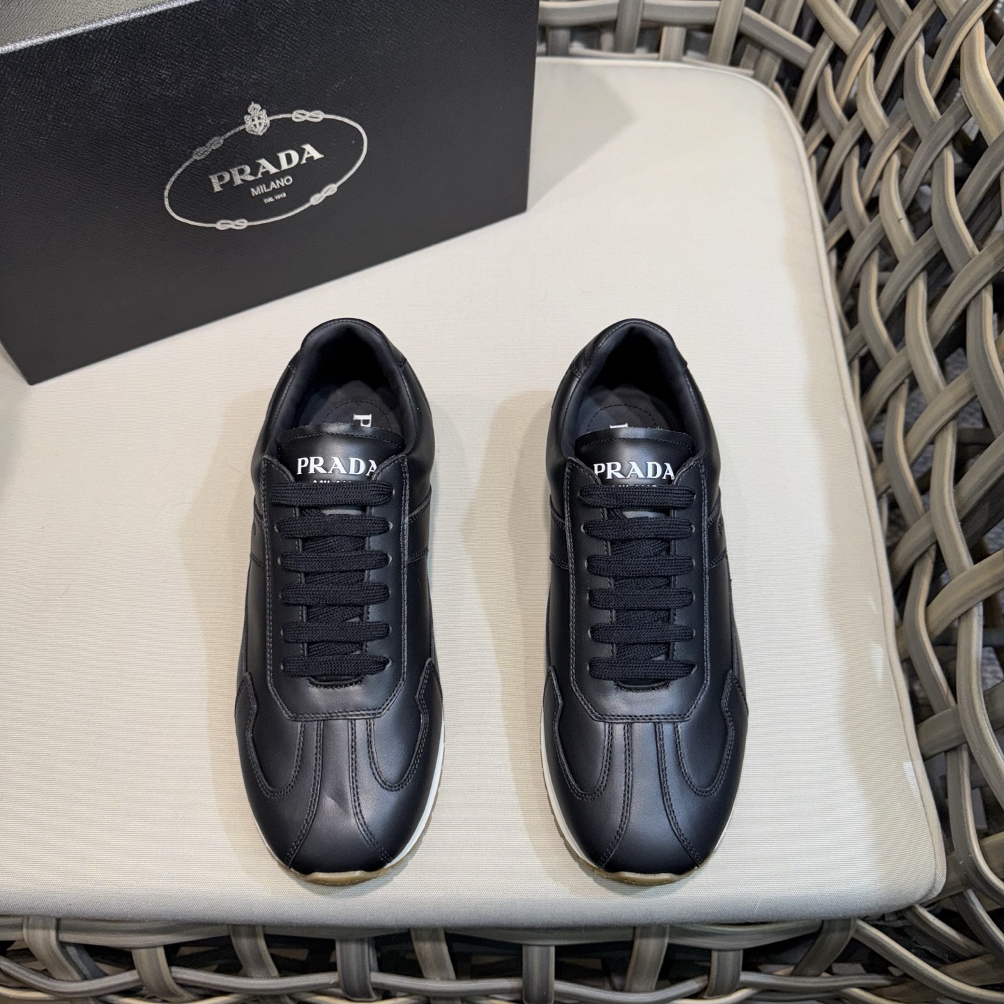 NO:275961,Prada classic men's lace-up casual shoes | Imported cowhide upper | Upper stitching layered design lightweight and breathable | Soft and comfortable | Sides decorated with PRADA letters | Very unique sports style, showing the brand style | Lightweight concave and convex patterned rubber sole | Paired with cowhide feet inside | Excellent foot feeling fashionable and atmospheric | With full set of original packaging Size39-44 (customized for 38.45),,prada,cowhide19860909Prada经典男士系带休闲鞋｜进口牛皮鞋面｜鞋面缝线层次设计感 轻盈透气｜柔软舒适｜侧面饰以PRADA字母｜颇具与众不同的运动风范 尽显品牌格调｜轻质凹凸花纹橡胶鞋底｜搭配牛皮垫脚内里｜脚感极佳 时尚大气｜配全套原包装 Size39-44（38.45定做）,,prada,cowhide,Men's shoes