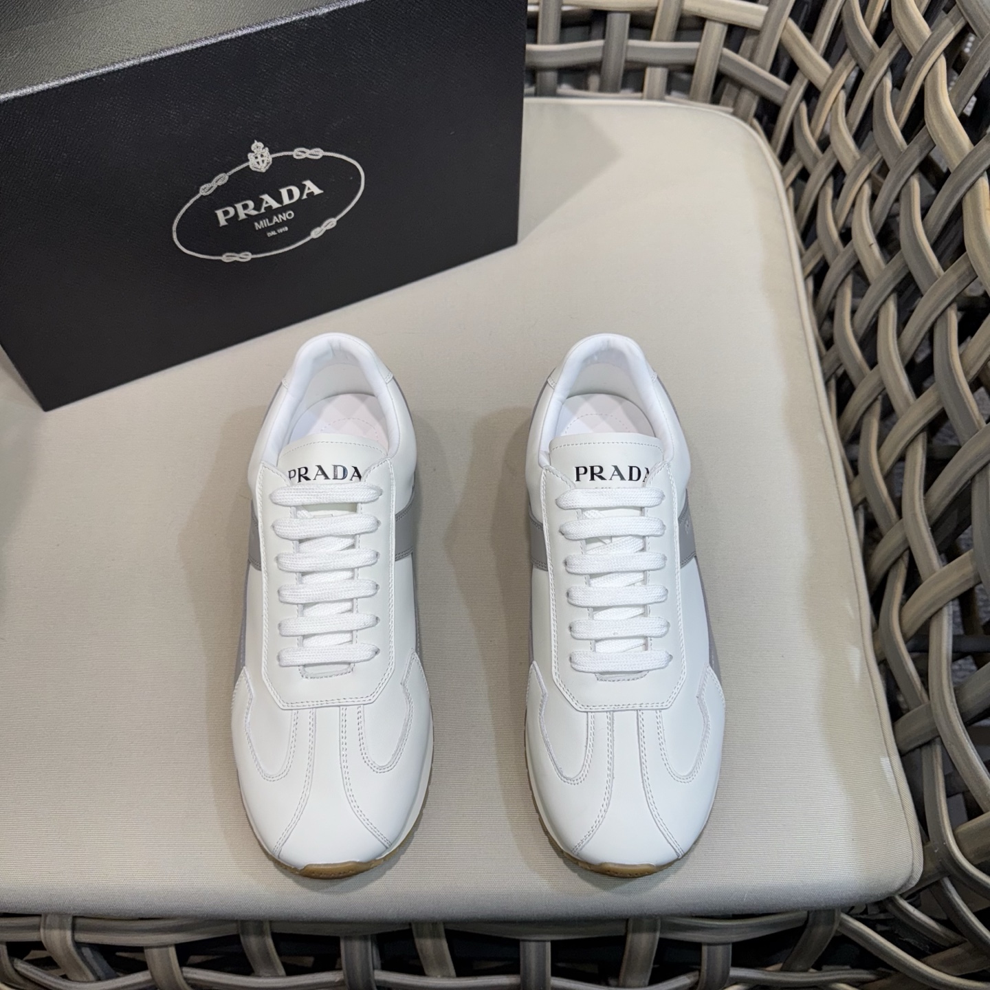 NO:275958,Prada classic men's lace-up casual shoes | Imported cowhide upper | Upper stitching layered design lightweight and breathable | Soft and comfortable | Sides decorated with PRADA letters | Very unique sports style, showing the brand style | Lightweight concave and convex patterned rubber sole | Paired with cowhide feet inside | Excellent foot feeling fashionable and atmospheric | With full set of original packaging Size39-44 (customized for 38.45),,prada,cowhide19860909Prada经典男士系带休闲鞋｜进口牛皮鞋面｜鞋面缝线层次设计感 轻盈透气｜柔软舒适｜侧面饰以PRADA字母｜颇具与众不同的运动风范 尽显品牌格调｜轻质凹凸花纹橡胶鞋底｜搭配牛皮垫脚内里｜脚感极佳 时尚大气｜配全套原包装 Size39-44（38.45定做）,,prada,cowhide,Men's shoes