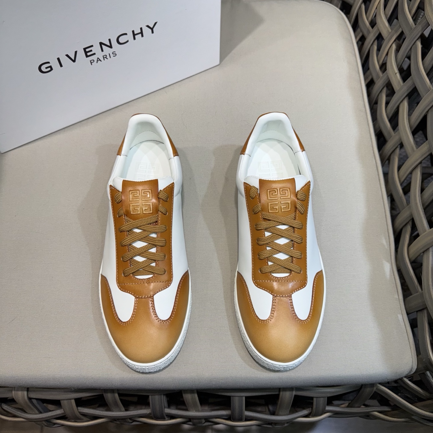 NO:276294,Givench*Town series men's sneakers｜Exclusive release｜Original purchase one-to-one restore｜Cowhide with colored plaster leather low top sneakers｜Front stitching details｜Tong and heel imprint 4G L0GO｜Vulcanized sole｜Leather insole｜Imprint 4G LOGO Size39-44 (customized by 38.45.46), givennchy,sneakers,cowhide19860909Givench*Town系列男士运动鞋｜独家发布｜原版购入一比一还原｜牛皮配擦色树膏皮皮革低帮运动鞋｜正面缝线细节｜鞋舌和后跟压印4G L0GO｜硫化效果鞋底｜皮革内底｜压印4G LOGO Size39-44（38.45.46定制）,,givenchy,sneakers,cowhide,Men's shoes