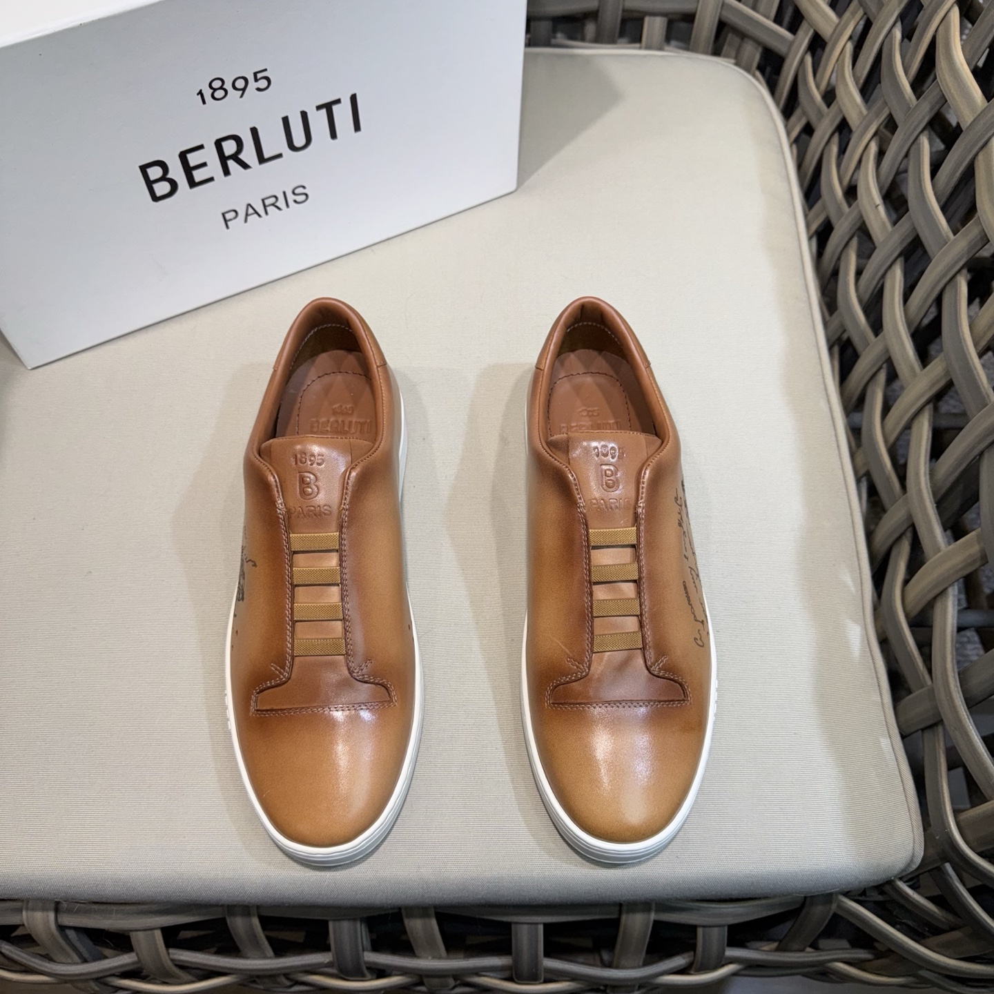 NO:276299,Berluti Playtime Scritto patterned fabric Sport shoes top quality | Selected original cowhide Scritto patterned fabric | Horizontal stitching Incollato | Soft white calfskin lining and insole | Lightweight padded tongue and insole | Original mold manufacturing | Comfortable and stylish on the foot Size38-44 (customized for 45.46),,sneakers,cowhide19860909Berluti Playtime Scritto图纹面料运动鞋顶级品质｜精选原版牛皮Scritto图纹面料｜横向缝线 Incollato制造｜柔软白色小牛皮衬里和鞋垫｜轻盈衬垫鞋舌与鞋垫｜原版开模制造｜上脚舒适有型 Size38-44（45.46定做）,,sneakers,cowhide,Men's shoes