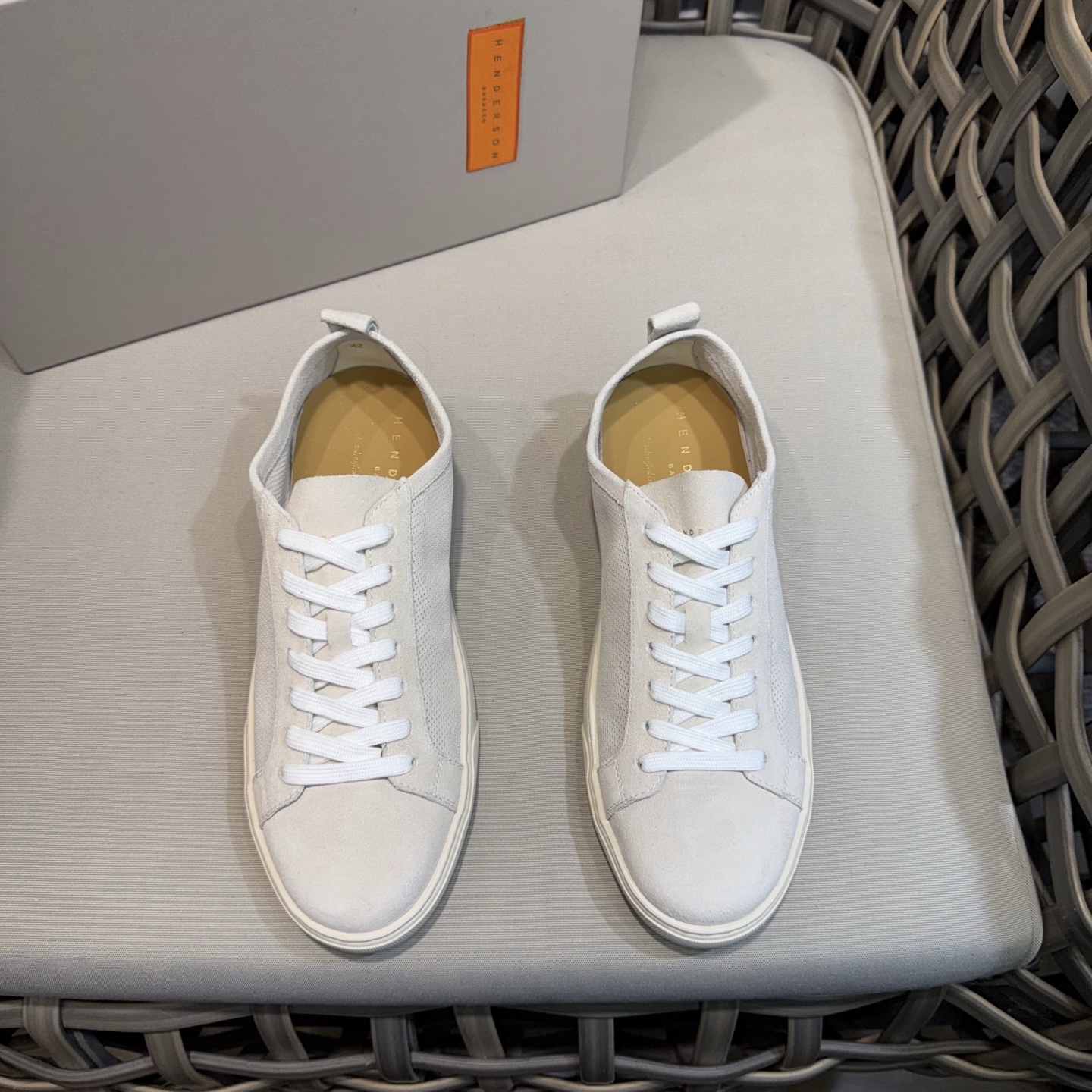 NO:284105,Henderson Baracco classic men's casual sneakers | Soft cowhide leather | Punching process | Water dyed cowhide inner | Genuine molded ergonomic insole | Support walking to make it very comfortable | Ultra-light EVA rubber outsole Size39-44 (38.45.46 customized) yuan,,sneakers,cowhide19860909Henderson Baracco经典男士休闲运动鞋｜柔软的牛皮皮革｜冲孔工艺｜水染牛皮内里｜正版开模人体工学鞋垫｜支撑行走 使其非常舒适｜超轻EVA橡胶外底 Size39-44（38.45.46定做）元,,sneakers,cowhide,Men's shoes