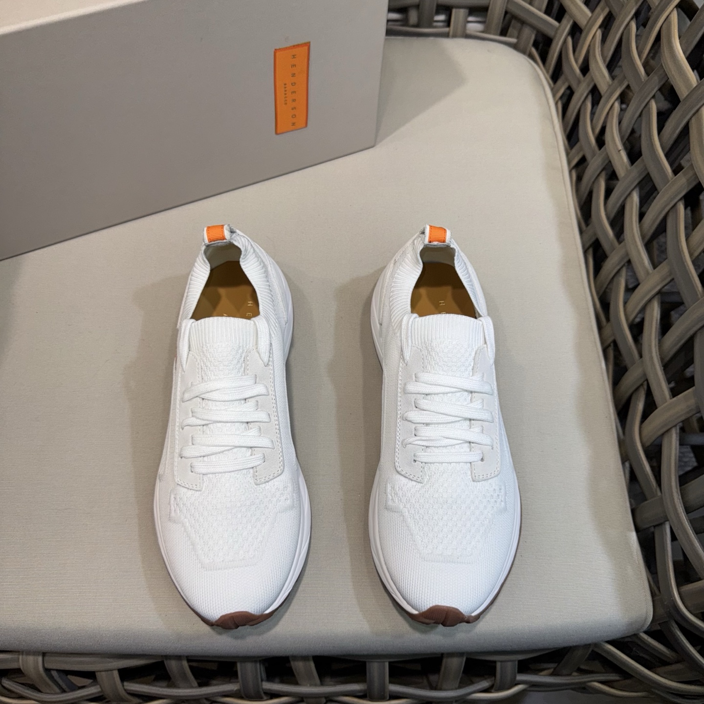 NO:284110,Henderson Baracco classic men's casual sneakers | cotton knitted upper | water-dyed cowhide foot pads | genuine open mold ergonomic insole | support walking to make it very comfortable | ultra-light EVA rubber outsole Size39-44 (38.45.46 customized) yuan,,sneakers,cowhide19860909Henderson Baracco经典男士休闲运动鞋｜全棉针织鞋面｜水染牛皮垫脚｜正版开模人体工学鞋垫｜支撑行走 使其非常舒适｜超轻EVA橡胶外底 Size39-44（38.45.46定做）元,,sneakers,cowhide,Men's shoes