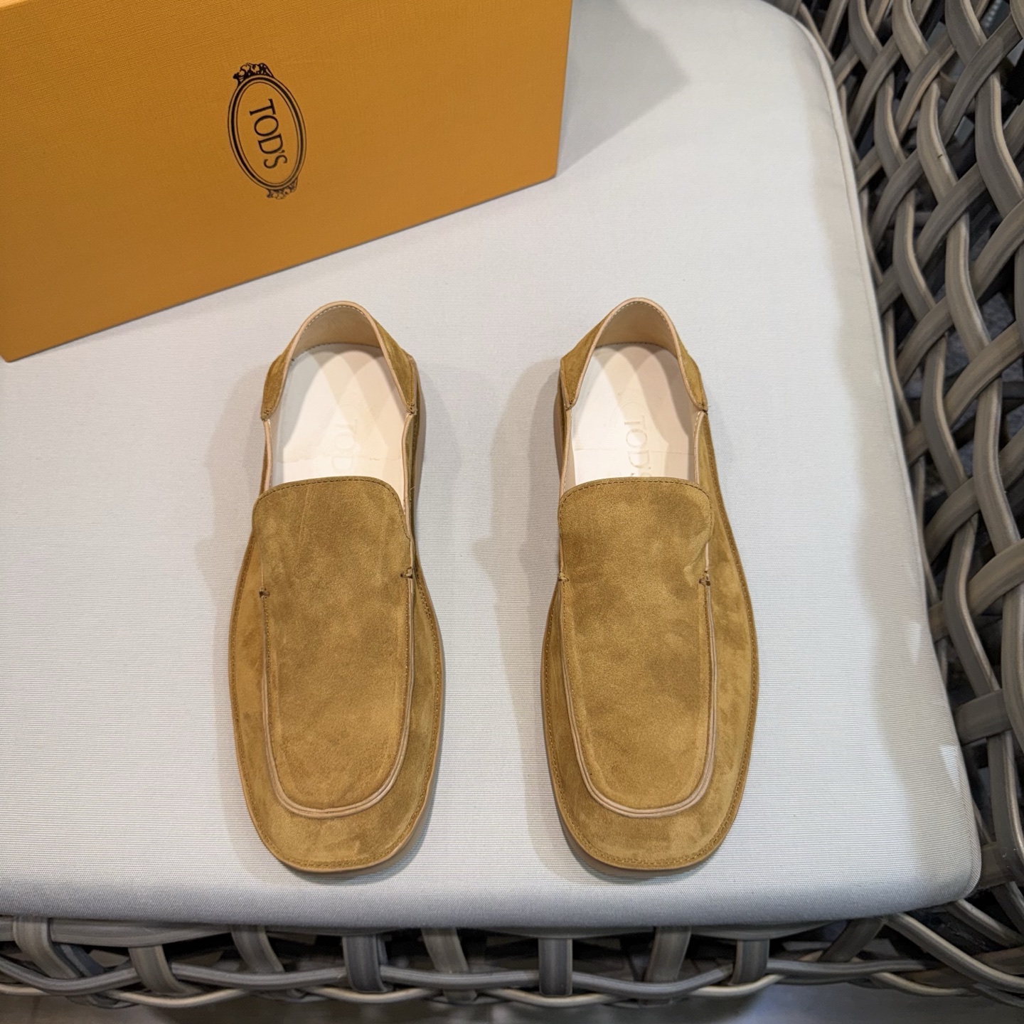 NO:277606,Tods new men's loafers | Synchronous official website | Made of matte calfskin | Twelve hand-woven velvet treatment | Inclined heel design to make the feet naturally lean forward | Shoe mouth adopts boat-shaped narrowing process to fit the ankle bone | Side edges are decorated with Tod's letter print | Rubber bean sole soft and comfortable Size39-44 (customized for 38.45),,Tod's,loafers,cowhide19860909Tods新款男士乐福鞋｜同步官网｜以磨砂小牛皮制成｜经十二道手工绒化处理｜倾斜后跟设计 使足部自然前倾｜鞋口采用船型收窄工艺 贴合踝骨｜侧边饰以Tod's字母印花｜橡胶豆豆鞋底柔软舒适 Size39-44（38.45定做）,,Tod's,loafers,cowhide,Men's shoes