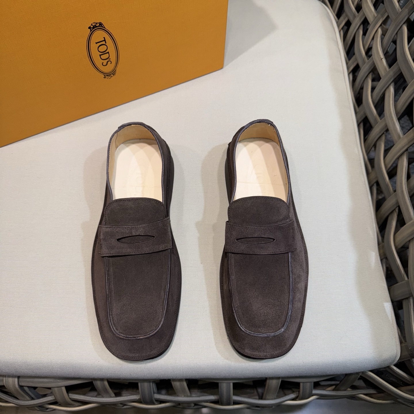 NO:277616,Tods new men's loafers | Synchronous official website | Made of matte calfskin | Twelve hand-woven velvet treatment | Inclined heel design to make the feet naturally lean forward | Shoe mouth adopts boat-shaped narrowing process to fit the ankle bone | Side edges are decorated with Tod's letter print | Rubber bean sole soft and comfortable Size39-44 (customized for 38.45),,Tod's,loafers,cowhide19860909Tods新款男士乐福鞋｜同步官网｜以磨砂小牛皮制成｜经十二道手工绒化处理｜倾斜后跟设计 使足部自然前倾｜鞋口采用船型收窄工艺 贴合踝骨｜侧边饰以Tod's字母印花｜橡胶豆豆鞋底柔软舒适 Size39-44（38.45定做）,,Tod's,loafers,cowhide,Men's shoes