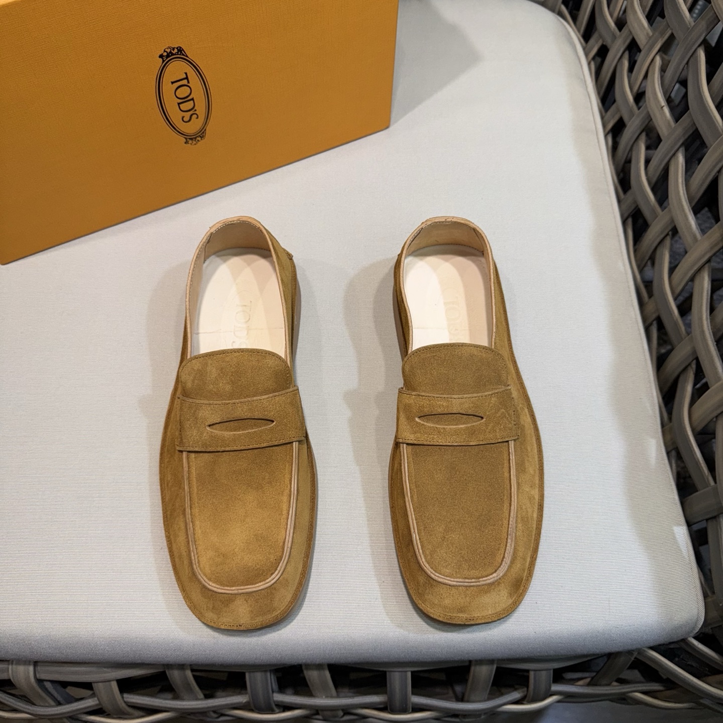 NO:277575,Tods new men's loafers | Synchronous official website | Made of matte calfskin | Twelve hand-woven velvet treatment | Inclined heel design to make the feet naturally lean forward | Shoe mouth adopts boat-shaped narrowing process to fit the ankle bone | Side edges are decorated with Tod's letter print | Rubber bean sole soft and comfortable Size39-44 (customized for 38.45),,Tod's,loafers,cowhide19860909Tods新款男士乐福鞋｜同步官网｜以磨砂小牛皮制成｜经十二道手工绒化处理｜倾斜后跟设计 使足部自然前倾｜鞋口采用船型收窄工艺 贴合踝骨｜侧边饰以Tod's字母印花｜橡胶豆豆鞋底柔软舒适 Size39-44（38.45定做）,,Tod's,loafers,cowhide,Men's shoes