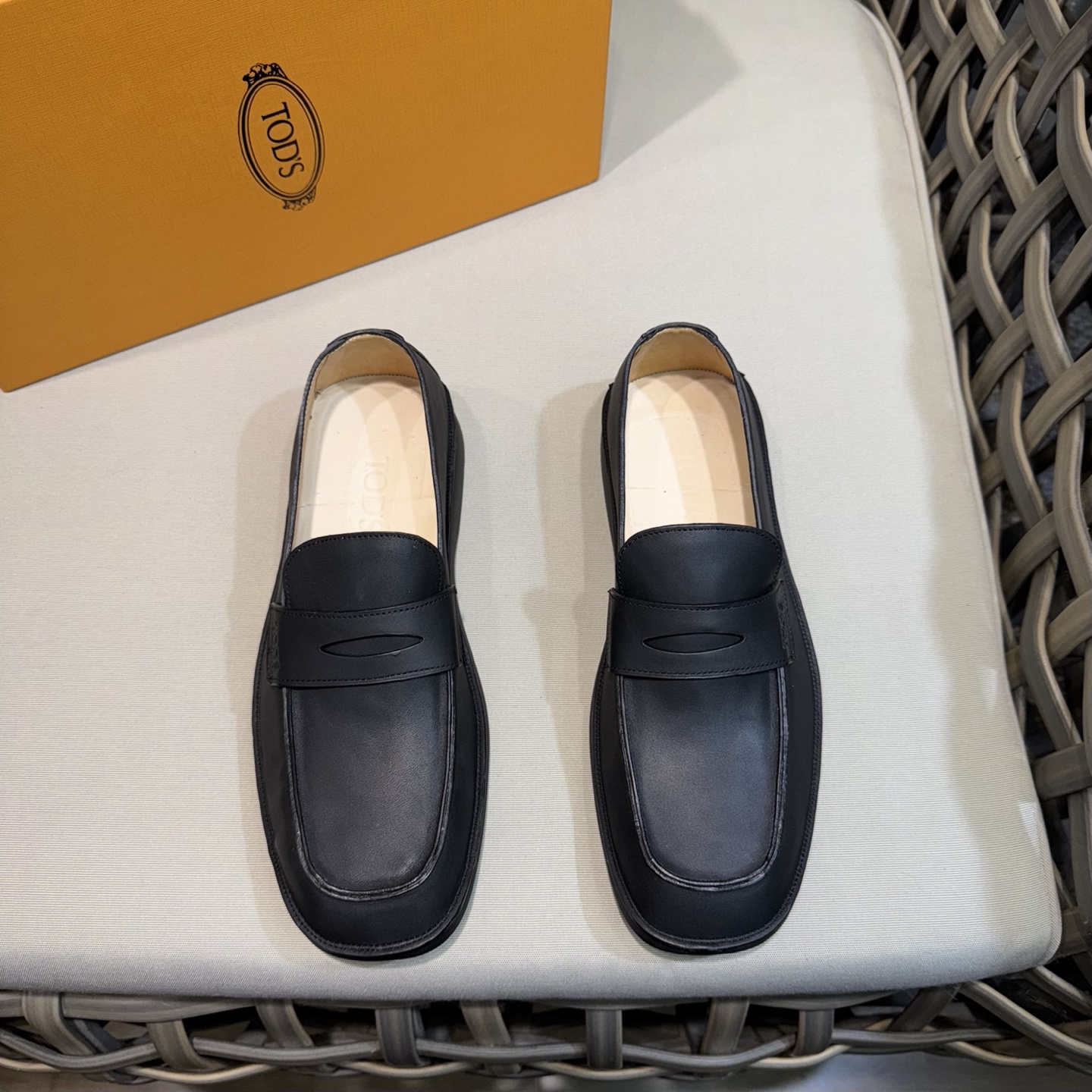 NO:277587,Tods new men's loafers | Synchronous official website | Made of wax calfskin | Twelve hand-woven velvet treatment | Inclined heel design to make the feet naturally lean forward | Shoe mouth adopts boat-shaped narrowing process to fit the ankle bone | Side trim with Tod's letter print | Rubber bean sole soft and comfortable Size39-44 (customized for 38.45),,Tod's,loafers,cowhide19860909Tods新款男士乐福鞋｜同步官网｜以蜡感小牛皮制成｜经十二道手工绒化处理｜倾斜后跟设计 使足部自然前倾｜鞋口采用船型收窄工艺 贴合踝骨｜侧边饰以Tod's字母印花｜橡胶豆豆鞋底柔软舒适 Size39-44（38.45定做）,,Tod's,loafers,cowhide,Men's shoes