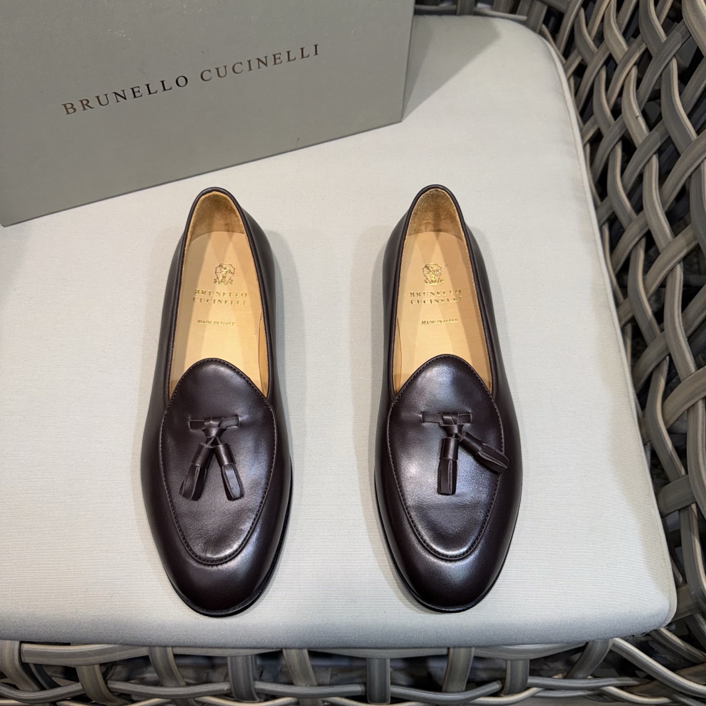 NO:283788,Brunello Cucinelli new tassel genuine leather sole penny loafers | fabric is made of imported reverse velvet cowhide | high-end and delicate | velvet-like soft leather highlights the non-formal design of the shoes | light and inspirational production structure brings a comfortable foot experience | breathable cowhide inner | same color stitching details | simple shoe type on and off and heel foot | original box packaging dust bag Size39-44 (customized for 38.45.46), brunello cucinelli,loafers,cowhide19860909Brunello Cucinelli新款流苏真皮底便士乐福鞋｜面料采用进口反绒胎牛皮｜高档细腻｜如天鹅绒一般柔软的皮革突出鞋子的非正装设计｜轻盈而灵感的制作结构则带来舒适之至的足下体验｜透气牛皮内里｜同色系缝线细节｜简约鞋型穿脱十分跟脚｜原盒包装防尘袋 Size39-44（38.45.46定做),,brunello cucinelli,loafers,cowhide,Men's shoes