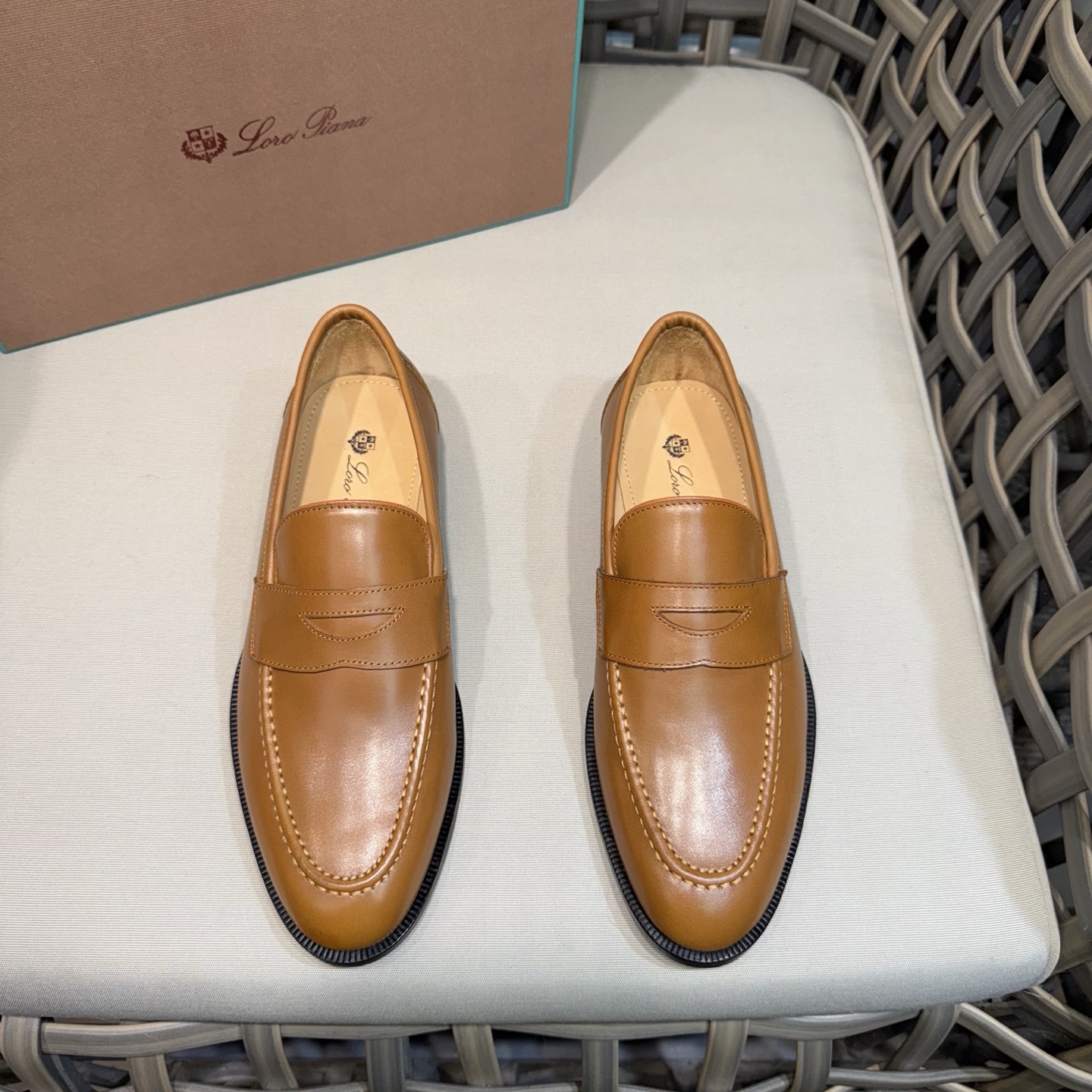 NO:283425,LoroPian*/Nuoyou-Pianya LP Travis Men's Mocasin Shoes｜This shoe draws classic inspiration from British shoes｜Create a delicate and elegant style with the taste of men's shoes and the light and comfortable feeling of conspicuous grooved soles｜Fabric calfskin｜Breathable water dyed cowhide inner｜Light rubber outsole enhances comfortable wearing｜Extreme breathability for a long time without tiring｜Specially treated leather presents a particularly soft feel｜and still maintains its natural texture｜A slightly aged appearance adds a touch of exquisite elegance to the shoes｜Is an ideal accessory for casual styling Size39-44 (customized by 38.45.46),,loro piano,loro piano,cowhide19860909LoroPian*/诺悠-翩雅 LP Travis 男士莫卡辛鞋｜这款鞋汲取英式鞋履的经典灵感｜以男鞋的品味与显眼沟纹鞋底的轻盈舒适感营造精致优雅风格｜面料采用进口小牛皮｜透气水染牛皮内里｜轻盈橡胶大底提升舒适穿着感｜透气性极好久穿不累｜经过特别处理的皮革呈现尤为柔软的手感｜且依然保持其天然质感｜略微做旧的外观为鞋子添增了一抹精致优雅｜是休闲造型的理想配饰 Size39-44（38.45.46定做）,,loro piana,loro piana,cowhide,Men's shoes