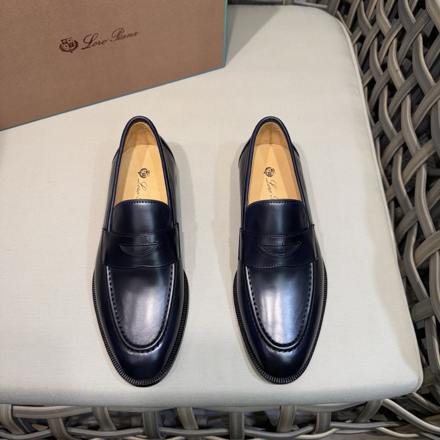 NO:283430,LoroPian*/Nuoyou-Pianya LP Travis Men's Mocasin Shoes｜This shoe draws classic inspiration from British shoes｜Create a delicate and elegant style with the taste of men's shoes and the light and comfortable feeling of conspicuous grooved soles｜Fabric calfskin｜Breathable water dyed cowhide inner｜Light rubber outsole enhances comfortable wearing｜Extreme breathability for a long time without tiring｜Specially treated leather presents a particularly soft feel｜and still maintains its natural texture｜A slightly aged appearance adds a touch of exquisite elegance to the shoes｜Is an ideal accessory for casual styling Size39-44 (customized by 38.45.46),,loro piano,loro piano,cowhide19860909LoroPian*/诺悠-翩雅 LP Travis 男士莫卡辛鞋｜这款鞋汲取英式鞋履的经典灵感｜以男鞋的品味与显眼沟纹鞋底的轻盈舒适感营造精致优雅风格｜面料采用进口小牛皮｜透气水染牛皮内里｜轻盈橡胶大底提升舒适穿着感｜透气性极好久穿不累｜经过特别处理的皮革呈现尤为柔软的手感｜且依然保持其天然质感｜略微做旧的外观为鞋子添增了一抹精致优雅｜是休闲造型的理想配饰 Size39-44（38.45.46定做）,,loro piana,loro piana,cowhide,Men's shoes