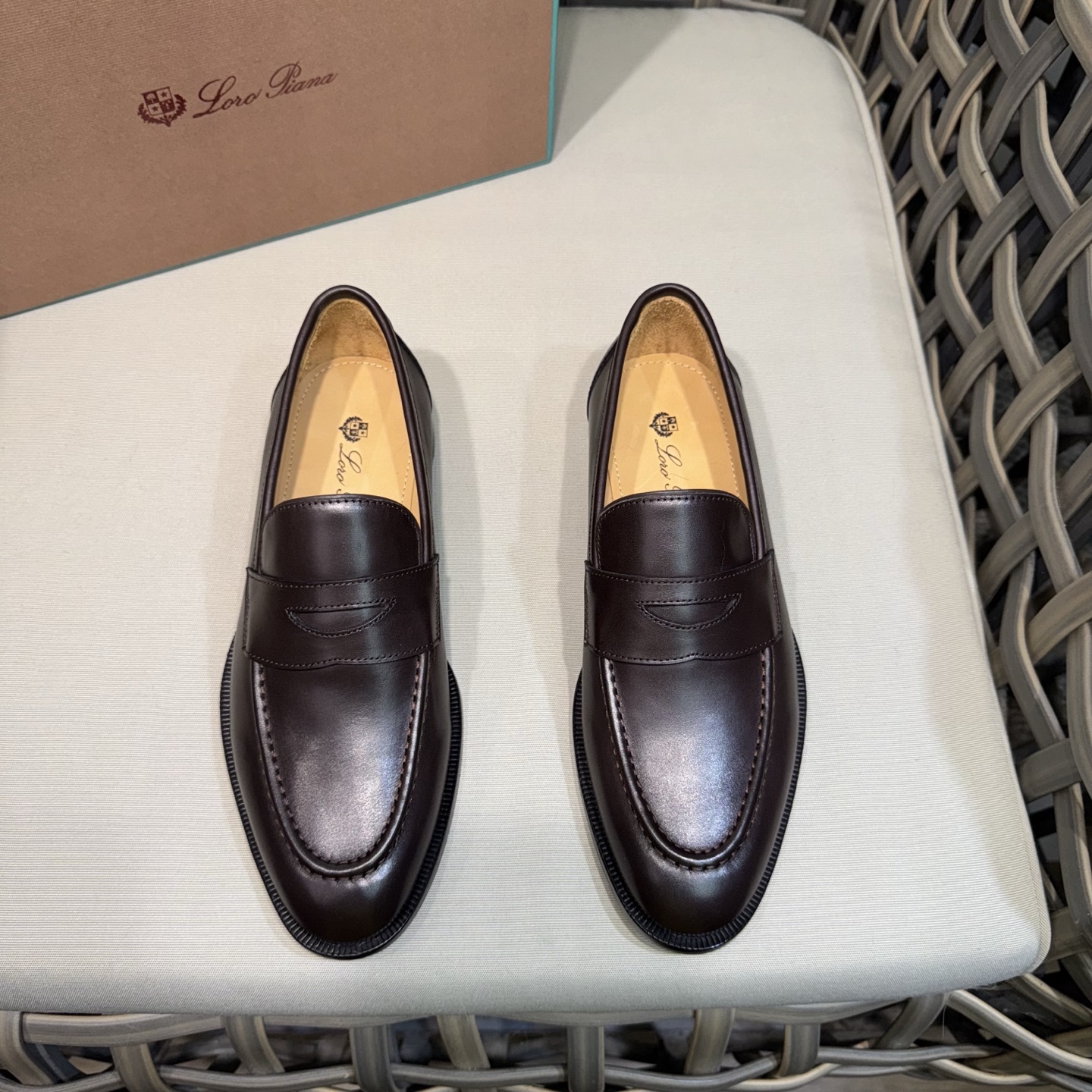 NO:283433,LoroPian*/Nuoyou-Pianya LP Travis Men's Mocasin Shoes｜This shoe draws classic inspiration from British shoes｜Create a delicate and elegant style with the taste of men's shoes and the light and comfortable feeling of conspicuous grooved soles｜Fabric calfskin｜Breathable water dyed cowhide inner｜Light rubber outsole enhances comfortable wearing｜Extreme breathability for a long time without tiring｜Specially treated leather presents a particularly soft feel｜and still maintains its natural texture｜A slightly aged appearance adds a touch of exquisite elegance to the shoes｜Is an ideal accessory for casual styling Size39-44 (customized by 38.45.46),,loro piano,loro piano,cowhide19860909LoroPian*/诺悠-翩雅 LP Travis 男士莫卡辛鞋｜这款鞋汲取英式鞋履的经典灵感｜以男鞋的品味与显眼沟纹鞋底的轻盈舒适感营造精致优雅风格｜面料采用进口小牛皮｜透气水染牛皮内里｜轻盈橡胶大底提升舒适穿着感｜透气性极好久穿不累｜经过特别处理的皮革呈现尤为柔软的手感｜且依然保持其天然质感｜略微做旧的外观为鞋子添增了一抹精致优雅｜是休闲造型的理想配饰 Size39-44（38.45.46定做）,,loro piana,loro piana,cowhide,Men's shoes