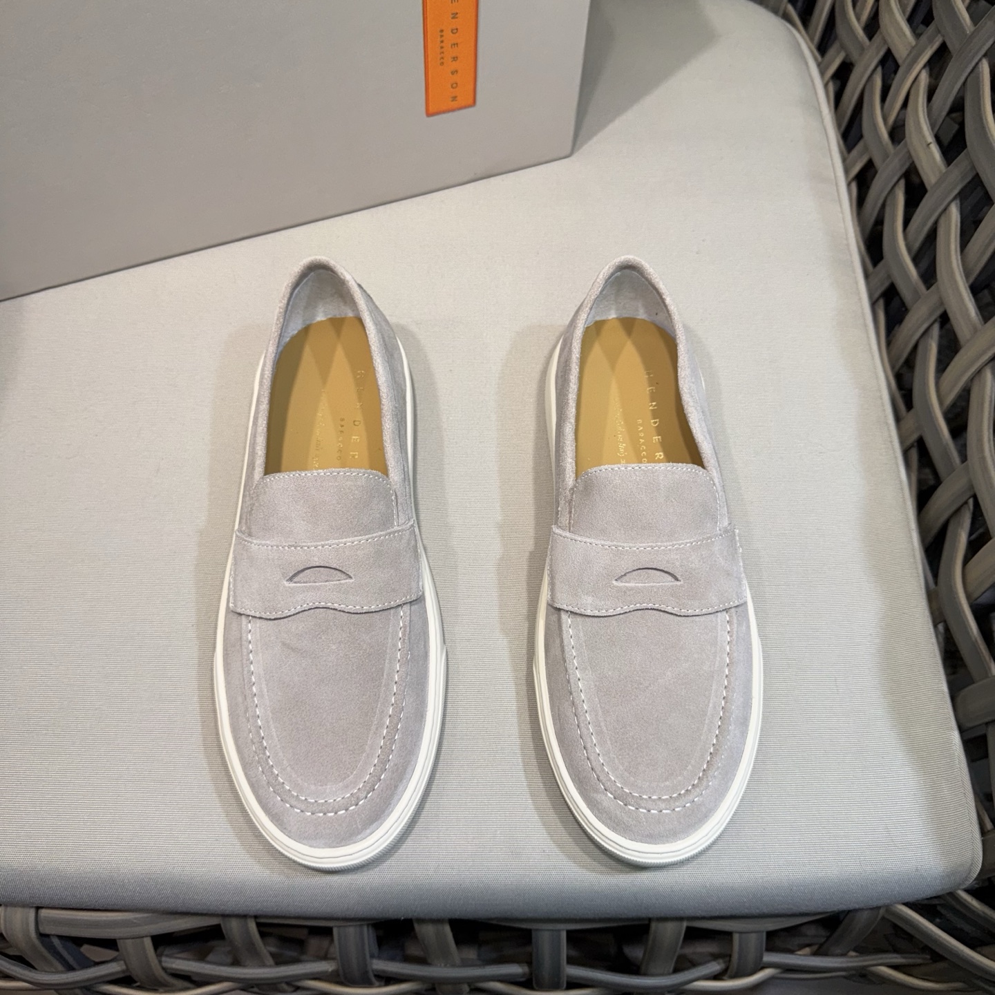 NO:284762,Henderson Baracco classic men's casual sneakers | Soft cowhide leather | Punching process | Water dyed cowhide inner | Genuine molded ergonomic insole | Support walking to make it very comfortable | Ultra-light EVA rubber outsole Size39-44 (38.45.46 customized) yuan,,sneakers,cowhide19860909Henderson Baracco经典男士休闲运动鞋｜柔软的牛皮皮革｜冲孔工艺｜水染牛皮内里｜正版开模人体工学鞋垫｜支撑行走 使其非常舒适｜超轻EVA橡胶外底 Size39-44（38.45.46定做）元,,sneakers,cowhide,Men's shoes