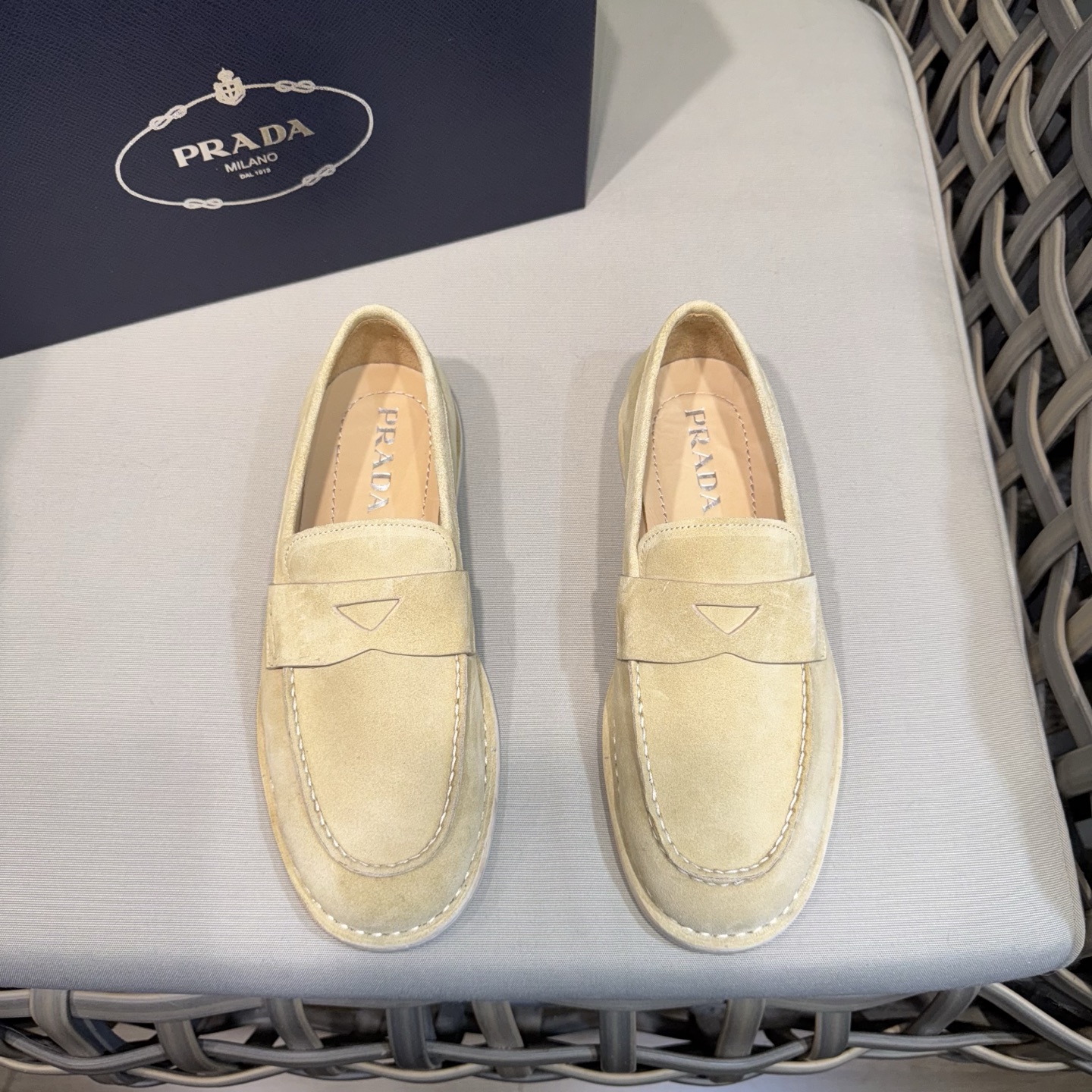 NO:283818,PRADA new men's loafers | Synchronous official website | Made of matte calfskin | Twelve hand-woven velvet treatment | Inclined heel design to make the foot naturally tilt forward | Shoe mouth adopts boat-shaped narrowing process to fit the ankle bone | Rubber sole soft and comfortable Size39-44 (customized for 38.45),,prada,prada,loafers,cowhide19860909PRADA普拉达新款男士乐福鞋｜同步官网｜以磨砂小牛皮制成｜经十二道手工绒化处理｜倾斜后跟设计 使足部自然前倾｜鞋口采用船型收窄工艺 贴合踝骨｜橡胶鞋底柔软舒适 Size39-44（38.45定做）,,prada,prada,loafers,cowhide,Men's shoes