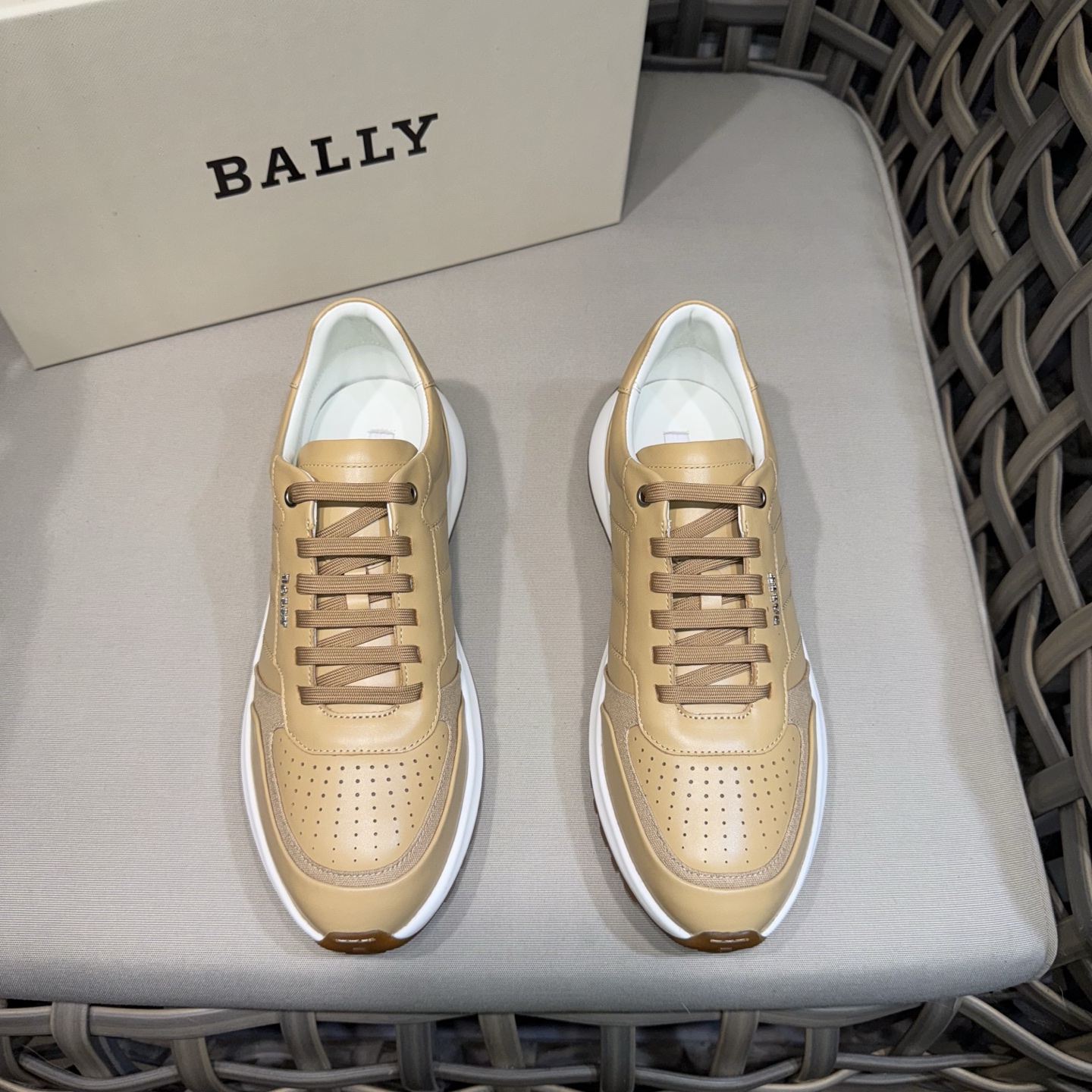 NO:346244,Ball*Bali classic casual sports men's shoes | Domestic raw materials | Soft fabric Napa cowhide, folding and comfortable to go through | Shoe body Barley stripe model | EVA+TPU+rubber combination sole | Anti-slip and wear-resistant | Super comfortable on the foot Size39-44 (customized for 38.45.46),,bally,cowhide19860909Ball*巴利经典款休闲运动男鞋｜莞产原材料猛货｜面料柔软纳帕牛皮,耐折越穿越舒适｜鞋身巴利条纹档模型｜EVA+TPU+橡胶组合大底｜防滑耐磨｜上脚超级舒服 Size39-44（38.45.46定做）,,bally,cowhide,Men's shoes