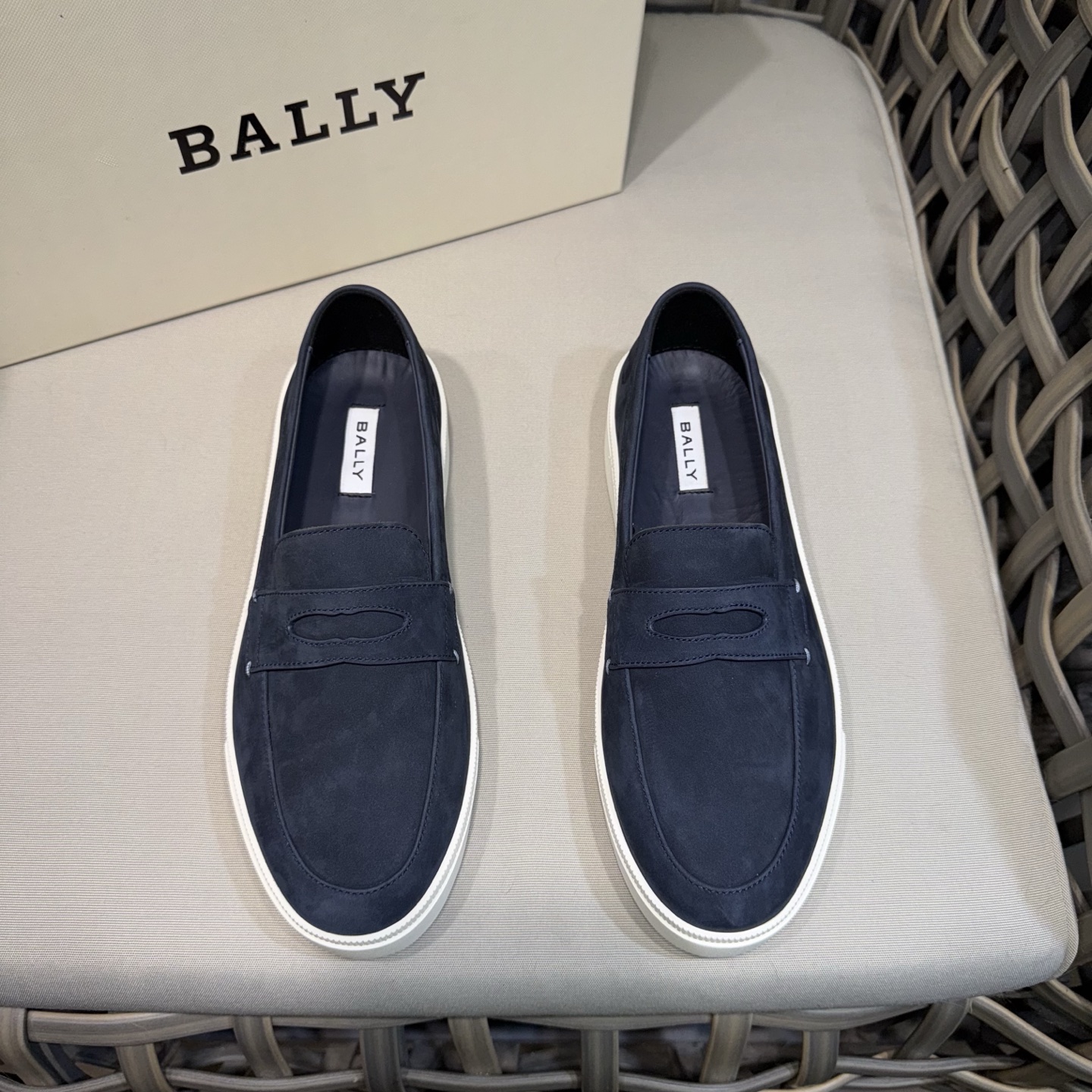NO:284335,Bally/Bally Synchronous Official Website Reverse Loafers | Fabrics are imported reverse velvet cowhide | Breathable cowhide inner lining | Details of the same color stitching | Simple shoe style for wearing and taking off very heels | Extreme breathability for a long time without getting tired | A must-have to buy in summer | Original box packaging dust bag Size39-44 (customized for 38.45.46), Bally,loafers,cowhide19860909Bally/巴利同步官网反绒乐福鞋｜面料采用进口反绒牛皮｜透气牛皮内里｜同色系缝线细节｜套脚穿简约鞋型穿脱十分跟脚｜透气性极好久穿不累｜夏季值得推荐入手的一款必备｜原盒包装防尘袋 Size39-44（38.45.46定做）,,bally,loafers,cowhide,Men's shoes