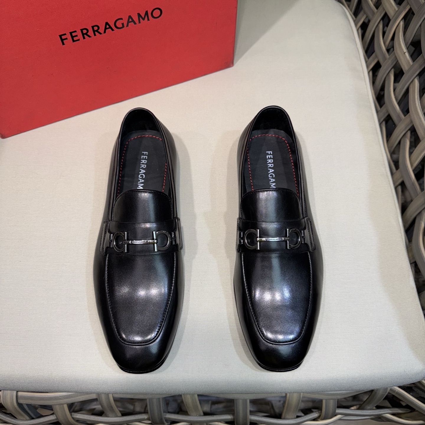 NO:284125,Ferragam*Classic Business Men's Leather Shoes｜Elegant Gentleman's Style｜Pure Handmade Soft Texture and Superb Color｜Imported Cowhide Upper｜Cowhide Inner｜Imported Genuine Leather Soles Size39-44 (customized by 38.45.46), ferragamo, cowhide, Leather Soles19860909Ferragam*经典商务男士皮鞋｜优雅绅士风格来袭｜纯手工打造柔软质感与卓然色彩｜进口牛皮鞋面｜牛皮内里｜意大利进口真皮大底 Size39-44（38.45.46定做）,,ferragamo,cowhide,Leather soles,Men's shoes