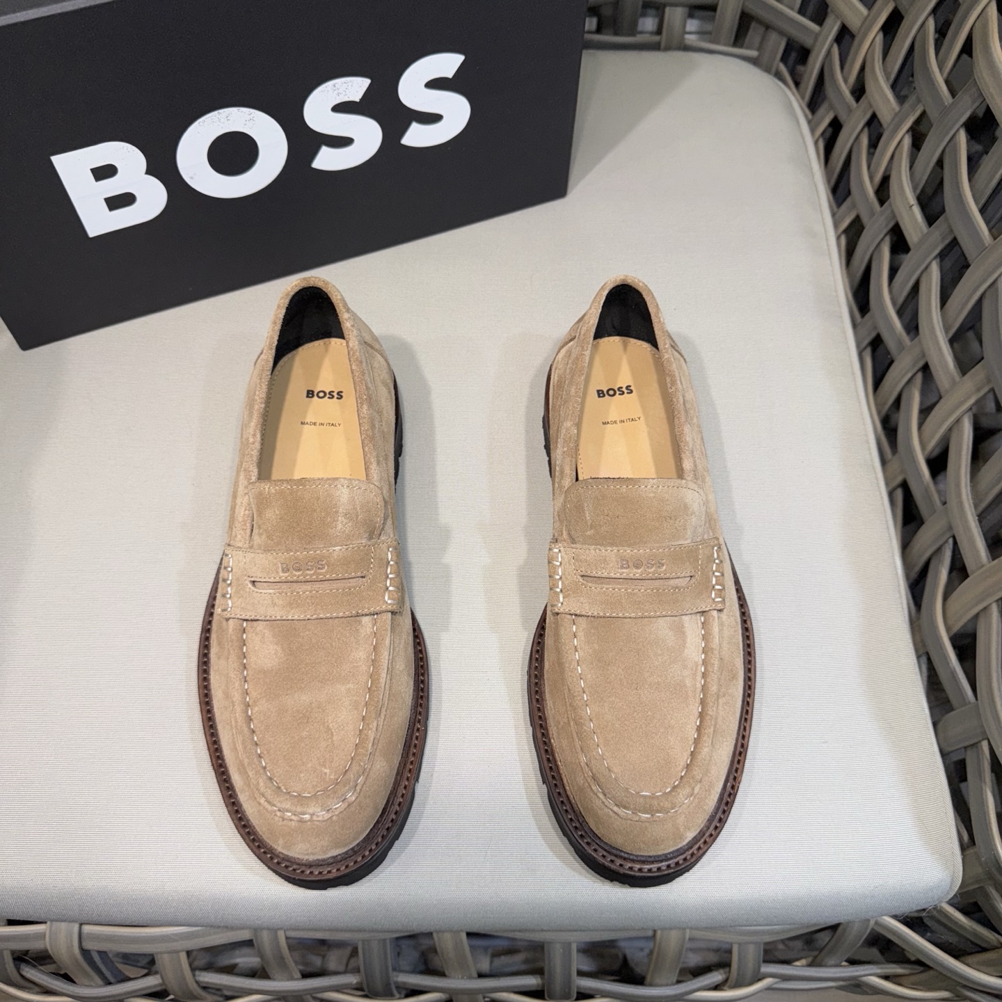 NO:284341,BOSS classic thick-soled leather shoes | Made of imported calfskin | Retro and shiny texture complement each other | Release charming tones to outline confident posture | Imported calfskin   cowhide inner   light foamed sole | Comfortable and lightweight on the feet Size: 39-44 (38.45.46 customized) Yuan,,cowhide19860909BOSS经典款厚底一脚蹬皮鞋｜采用进口小牛皮制成｜复古与亮泽质感相得益彰｜释放迷人色调勾勒自信姿态｜进口小牛皮 牛皮内里 轻盈发泡大底｜上脚舒适轻便 Size:39-44（38.45.46定做)元,,cowhide,Men's shoes