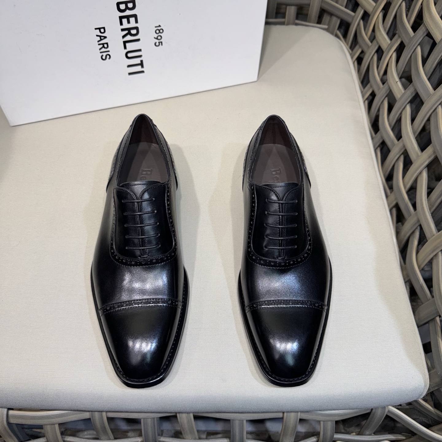 NO:350653,Berlut* New men's hand-made color-scrubbing formal leather shoes | Selection of high-quality imported calf leather upper | Hand-made color-scrubbing process treatment effect | The upper is decorated with asymmetrical scritto pattern tattoos highlight the details and spiritual inheritance of Berlut* | Semi-godine cold-touch craftsmanship is simple and elegant | The texture of the leather is vividly exquisite | Hand-made color-changing calfskin characteristics | The inner water-dyed calf leather Italian leather outsole heel is added with rubber bottom to prevent slippage | Paired with original private mold badge shoehorn | Original customized packaging and sale Size39-44 (customized by 38.45.46), cowhide,Leather soles19860909Berlut* 布鲁提新款男士手工擦色正装皮鞋｜甄选优质进口小牛皮鞋面｜手工擦色工艺处理效果｜鞋面饰以不对称 scritto 图纹刺青彰显着Berlut* 的细节与精神传承｜半固特异冷粘工艺古朴大气｜将皮料质感展现得淋漓精致｜手工改色擦色特色｜内里水染小牛皮 意大利真皮大底后跟加入橡胶底片防滑效果极好｜搭配原版私模徽章鞋拔｜原版定制包装发售 Size39-44（38.45.46定做）,,cowhide,Leather soles,Men's shoes