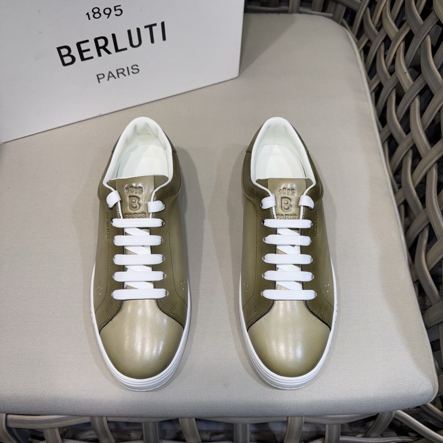 NO:344653,Berlut* men's high-end casual shoes | Imported cowhide material | Imported calf leather | Pure rubber light sole Light and comfortable | Berlut* badges and logo prints capture visual highlights | Three-dimensional relief Scritto pattern | Show extraordinary attitude Size38-44 (customized 45.46),,cowhide19860909Berlut* 布鲁提男士高端休闲鞋｜进口牛皮材质｜内里进口小牛皮｜纯橡胶轻底 轻便舒适 ｜Berlut* 徽章和logo印花俘获视觉亮点｜立体感浮雕 Scritto 图纹｜彰显不凡态度 Size38-44（45.46定制）,,cowhide,Men's shoes