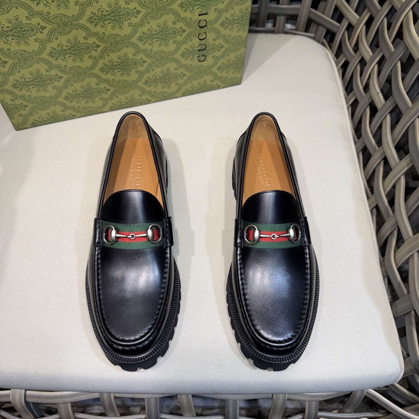 NO:344672,GUCCI new webbing loafers｜Sync official website｜This cowhide loafers embellish the iconic red and green webbing｜Heeled red and green cowhide webbing details｜The upper is black GG cowhide details｜Give the entire design a unique charm｜Excellent interpretation of the brand’s design concept of inheriting classics, focusing on the present and looking forward to the future｜Exclusive open mold rubber groove sole｜Super lightweight Size39-44 (customized for 38.45.46),,gucci,loafers,cowhide19860909GUCCI新款织带乐福鞋｜同步官网｜这款牛皮革乐福鞋缀饰标志性的红绿织带｜后跟饰红绿牛皮革织带细节｜鞋面饰黑色GG牛皮革细节｜赋予整个设计以别致魅力｜出色诠释品牌传承经典、着眼当下和展望未来的设计理念｜独家开模橡胶沟纹鞋底｜上脚超轻便 Size39-44（38.45.46定做）,,gucci,loafers,cowhide,Men's shoes