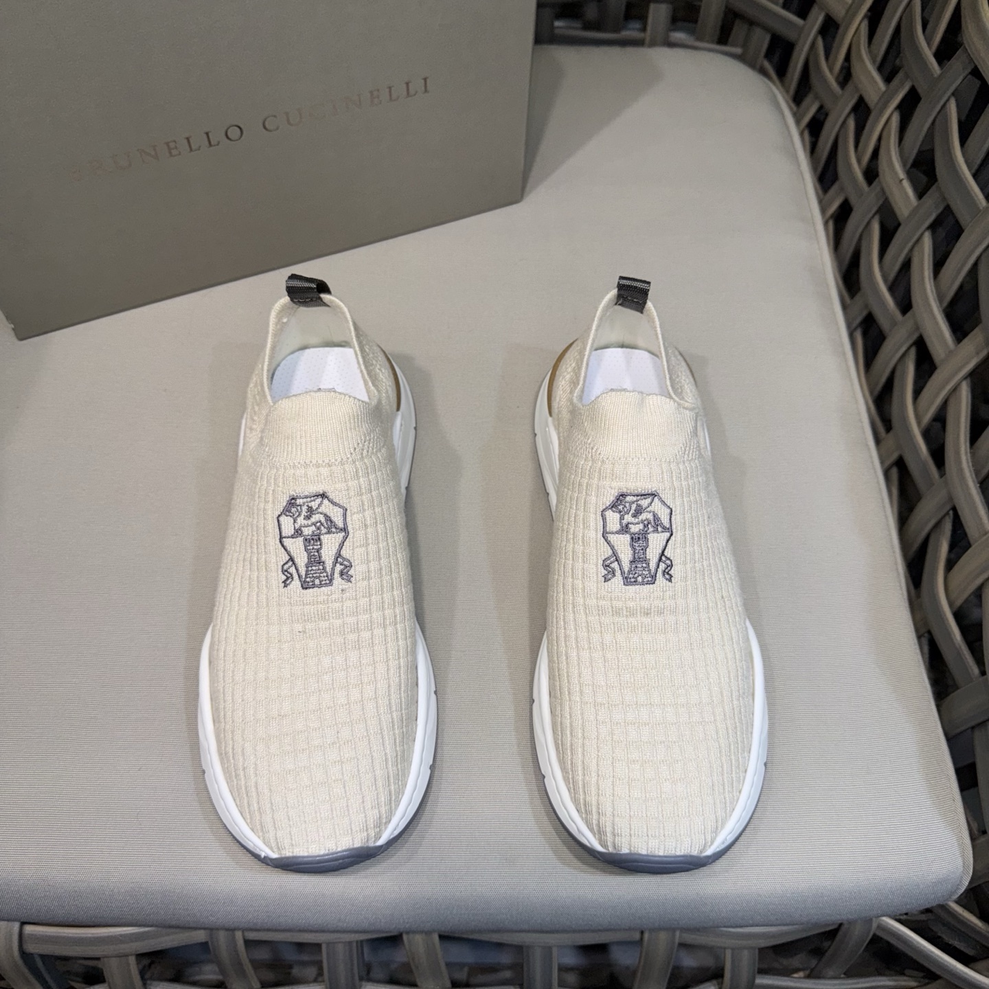 NO:344691,Brunello Cucinelli BC knitted sneakers｜All cotton knitted upper interprets classic styles in a modern way｜White white benzene dyed calfskin｜0.5mm round punching design Breathable and not stuffy｜Exclusive mold opening TPU outsole｜Shoe box adopts original drawer shoe box with shoe storage bag Size39-44 (customized for 38.45),,brunello cucinelli,sneakers,cowhide19860909Brunello Cucinelli BC针织运动鞋｜全棉针织鞋面以现代方式诠释经典款式｜内里本白色苯染专用小牛皮｜0.5mm圆形冲孔设计 透气不闷脚｜独家开模TPU大底｜鞋盒采用原版抽屉式鞋盒配鞋履收纳袋 Size39-44（38.45定做）,,brunello cucinelli,sneakers,cowhide,Men's shoes