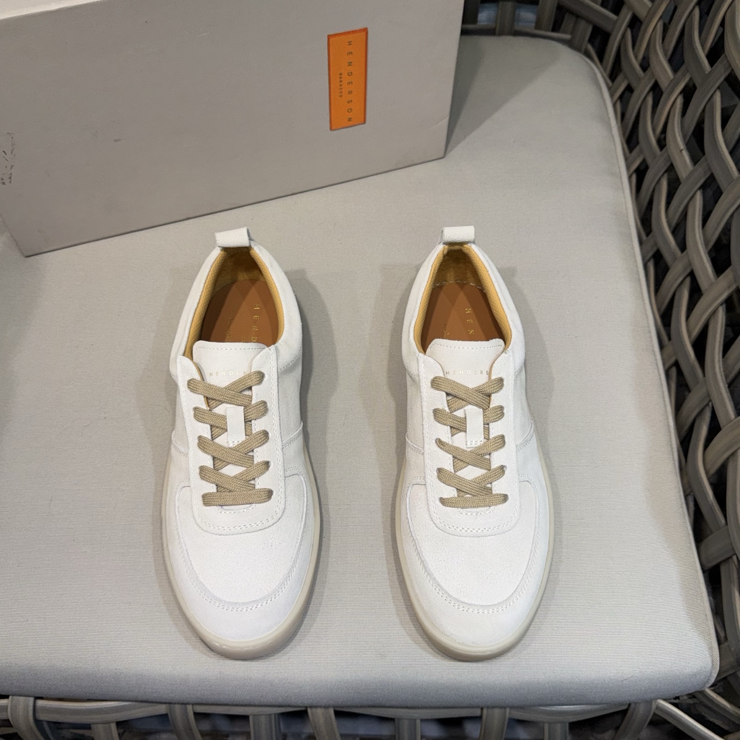 NO:348834,Henderson Baracco classic men's casual sneakers | Soft mercerized cowhirl leather | Water-dyed cowhide inner lining | Genuine molded ergonomic insole | Support walking to make it very comfortable | Wear-resistant and comfortable translucent rubber sole | Special packaging Size39-44 (customized for 38.45.46),,sneakers,cowhide19860909Henderson Baracco经典男士休闲运动鞋｜柔软的丝光牛皮皮革｜水染牛皮内里｜正版开模人体工学鞋垫｜支撑行走 使其非常舒适｜耐磨舒适半透明橡胶底｜专柜包装 Size39-44（38.45.46定做）,,sneakers,cowhide,Men's shoes