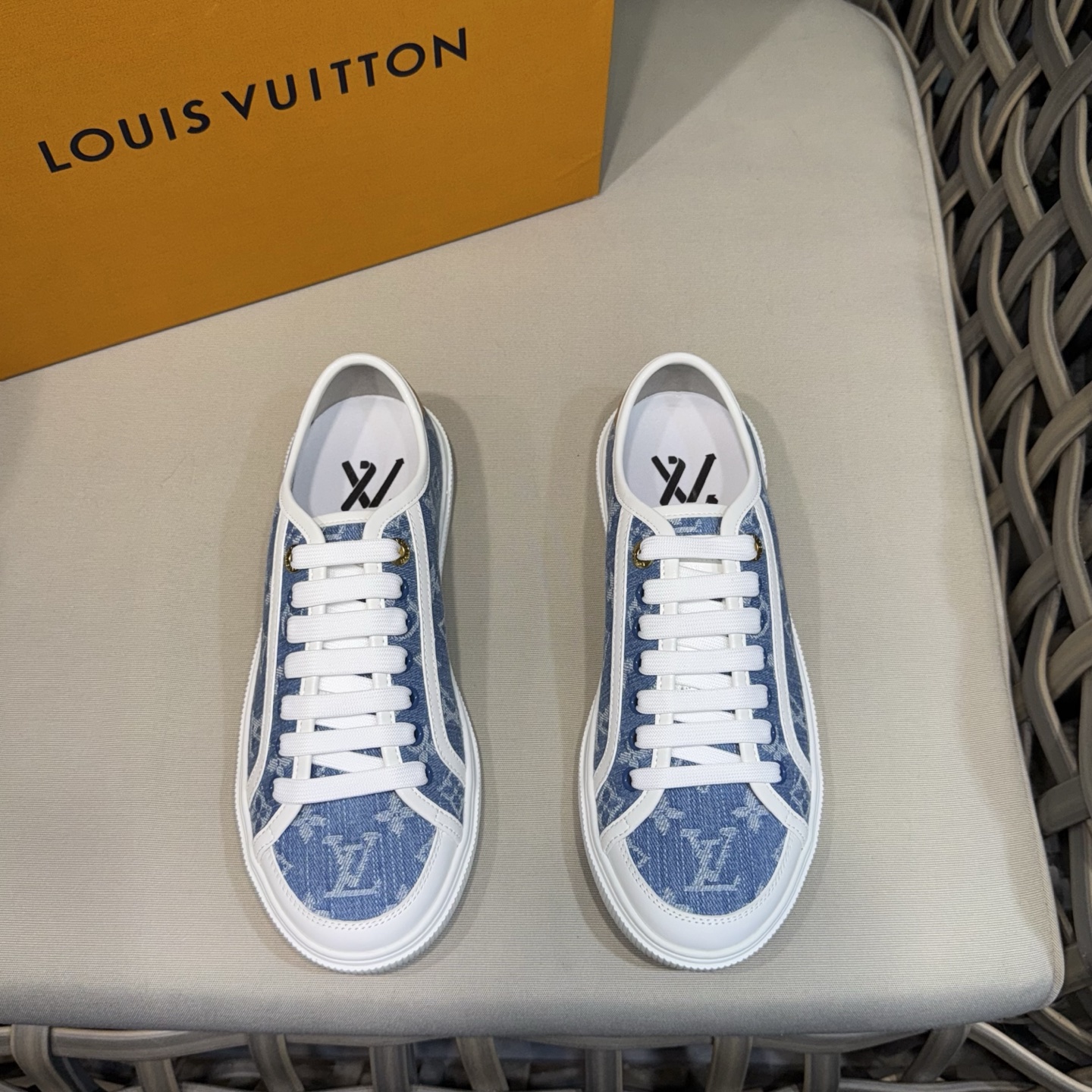 NO:348992,Louis Vuitto* classic canvas shoes | upper 3D imprinted brand canvas | tongue heel brand logo | original molded rubber molded outsole | fine workmanship | comfortable and versatile on the feet Size39-44 (customized by 38.45.46),,louis vuitton19860909Louis Vuitto*经典帆布鞋｜鞋面3D压印品牌帆布｜鞋舌后跟品牌logo｜原版开模橡胶成型大底｜做工精细｜上脚舒适百搭 Size39-44（38.45.46定做）,,louis vuitton,Men's shoes