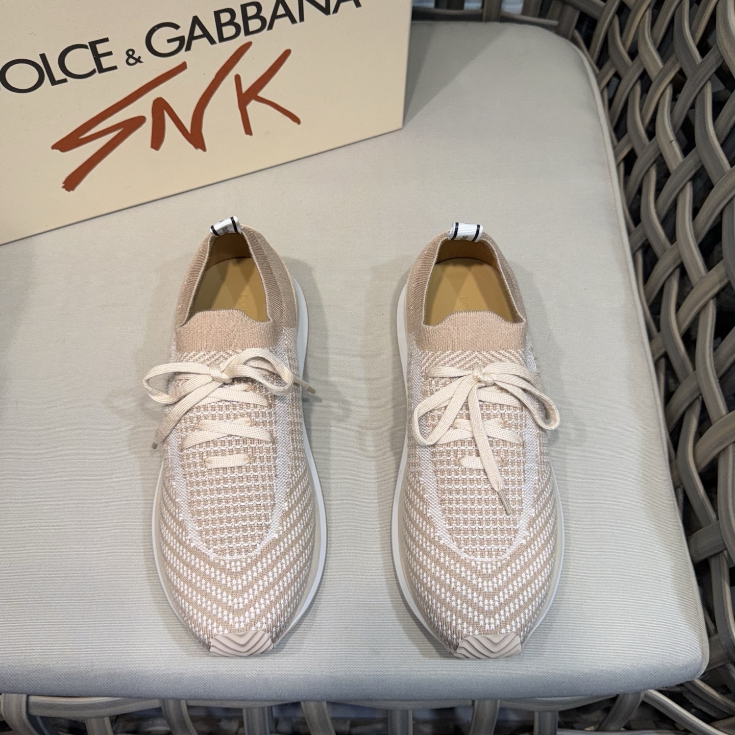 NO:350864,DG Runner series suede sneakers｜Top quality｜Paired with flying woven ultra-light upper｜Embroidered calfskin details｜Suitable modern shoes｜Mini-injected DG logo heel｜Calf leather insole｜Rubber insole and logo sole｜Comfortable and lightweight Size39-44 (38.45.46 customized) RMB,,sneakers,cowhide19860909DG Runner系列绒面革运动鞋｜顶级品质｜搭配飞织超轻鞋面｜点缀小牛皮细节｜干练摩登鞋款｜微型注塑DG 徽标后跟｜小牛皮鞋垫｜橡胶内底与徽标鞋底｜舒适轻便 Size39-44（38.45.46定做）元,,sneakers,cowhide,Men's shoes