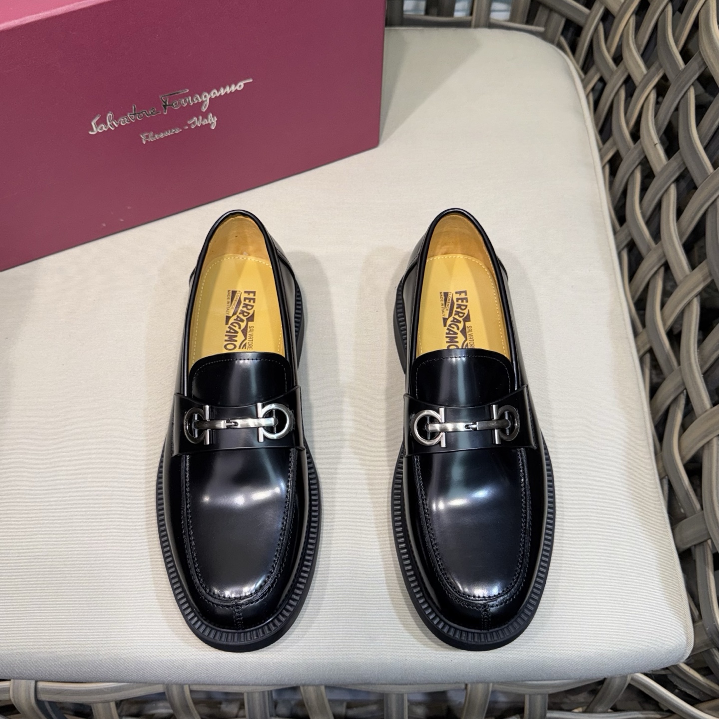 NO:353277,Ferrgam*GANCINI buckles with mocasin shoes | Interpreting Fer~gamo classic shoe shape with a modern style | Soft cowhide mocasin shoes with a personalized Gancini buckle | Add a touch of avant-garde fashion to the original style | The upper is hand-sewn | Refined from the 