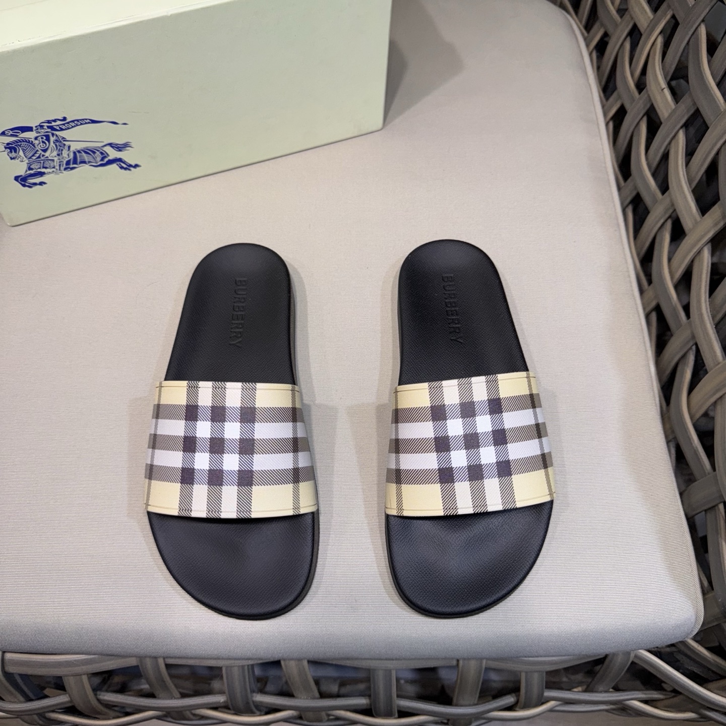 NO:355514,Burberry/Burberry Classic Plaid Slippers｜Hot Sale｜Exclusive Classic Vintage Plaid｜Comfortable on foot｜Version items Size39-44 (45 customized),,burberry,burberry,slippers19860909Burberry/巴宝莉经典格纹拖鞋｜热卖爆款｜专属经典vintage格纹｜上脚舒适｜百搭单品 Size39-44（45定做）,,burberry,burberry,slippers,Men's shoes