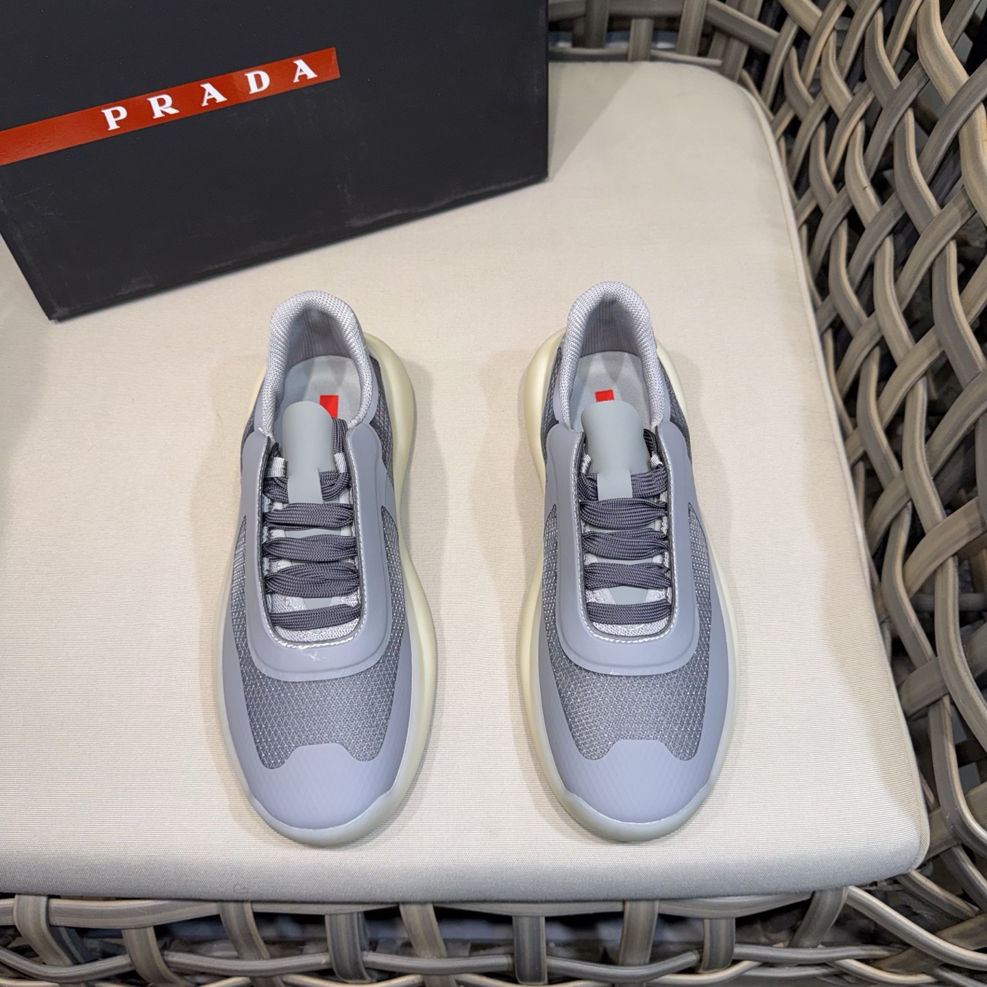 NO:355529,Prada Spring and Summer Lace-up Men's Shoes | This recycled nylon casual sneaker is practical and innovative | Modern features | Match with light sole | Integrated with minimalist details | Upper embellishment of thermostatic pressure glue decorative silk | Screen printed P home logo nylon belt loop lace | Anti-slip wear-resistant TPU sole | Ultra-light foam rubber filling material rubber pattern | Lightweight and breathable on the upper foot Size39-44 (customized for 39.45.46.47.48),, prada, prada, sneakers19860909Prada普拉达春夏系带男鞋｜这款再生尼龙休闲运动鞋兼具实用性与创新性｜富有现代特色｜搭配轻便的鞋底｜融入极简主义细节设计｜鞋面点缀锁温压胶装饰丝｜网印花P家徽标尼龙带环鞋带｜防滑耐磨TPU鞋底｜采用超轻质发泡橡胶填充材料橡胶图案｜上脚轻便透气舒适 Size39-44（39.45.46.47.48定做）,,prada,prada,sneakers,Men's shoes