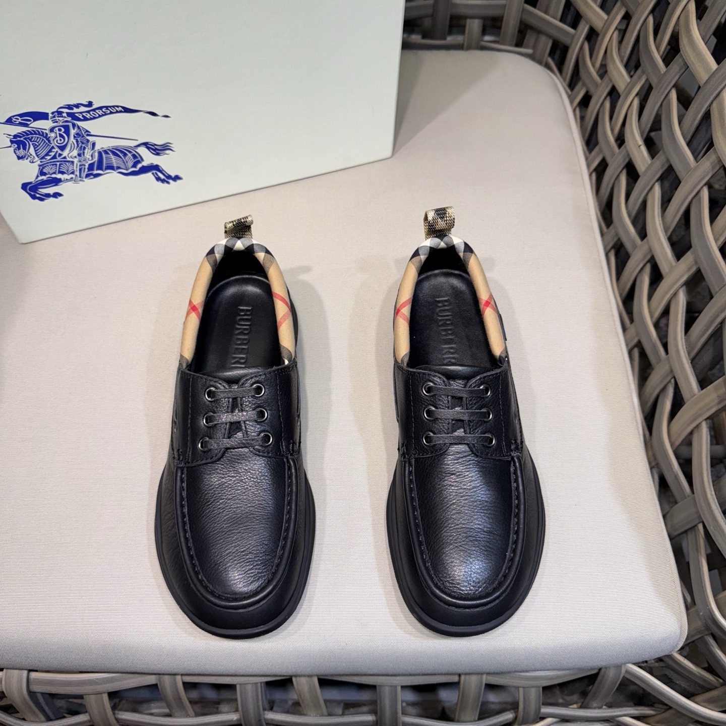 NO:355557,Burberry new men's business casual shoes | Jiming line calf leather shoes | handmade | outdoor hiking inspiration shoelace design | rubber thick sole embellishment equestrian knight logo | comfortable footwear Size39-44 (customized for 38.45.46), ,burberry,burberry,cowhide19860909Burberry 巴宝莉新款男士商务休闲鞋｜缉明线小牛皮鞋款｜手工精制而成｜采用户外徒步灵感鞋带设计｜橡胶厚底点缀马术骑士徽标｜上脚舒适 Size39-44（38.45.46定做）,,burberry,burberry,cowhide,Men's shoes