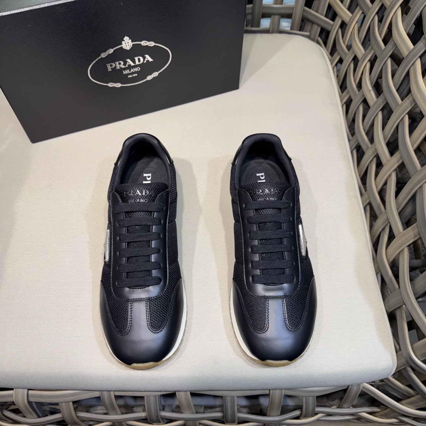 NO:357423,Prad* new spring and summer high-end men's sneakers｜This sneakers are fashionable and versatile｜Simple and modern｜Combining sports style and exquisite details｜Selected with imported cowhide and breathable mesh｜Matched with rubber sole, tongue-embossed letter logo｜Simple fashion items size39-44 (customized by 38.45),,prada,sneakers,cowhide19860909Prad*春夏新品男士高端运动鞋｜这款运动鞋时尚百搭｜简洁现代｜融合运动风格和精致细节｜选用进口牛皮材料拼接透气网面打造｜搭配橡胶鞋底,鞋舌压印字母徽标｜简约时尚单品 size39-44（38.45定做）,,prada,sneakers,cowhide,Men's shoes