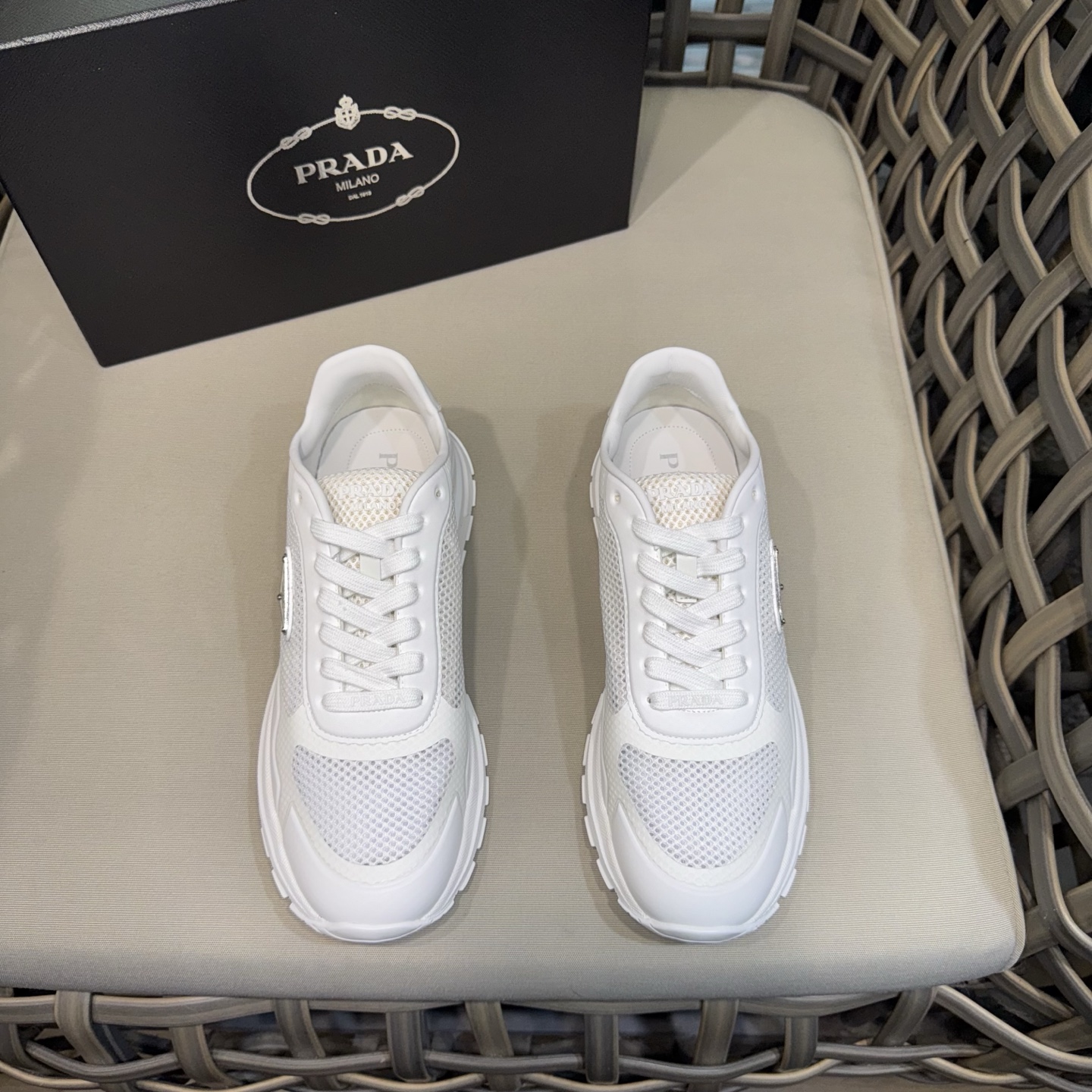 NO:355573,Prad*Prada's new spring and summer high-end men's sneakers｜This sneakers are fashionable and versatile｜Simple and modern｜Combining sports style and exquisite details｜Selected with imported cowhide and breathable mesh｜Matched with rubber sole, tongue-embossed letter logo｜Simple fashion items size39-44 (customized by 38.45),,prada,prada,sneakers,cowhide19860909Prad*普拉达春夏新品男士高端运动鞋｜这款运动鞋时尚百搭｜简洁现代｜融合运动风格和精致细节｜选用进口牛皮材料拼接透气网面打造｜搭配橡胶鞋底,鞋舌压印字母徽标｜简约时尚单品 size39-44（38.45定做）,,prada,prada,sneakers,cowhide,Men's shoes