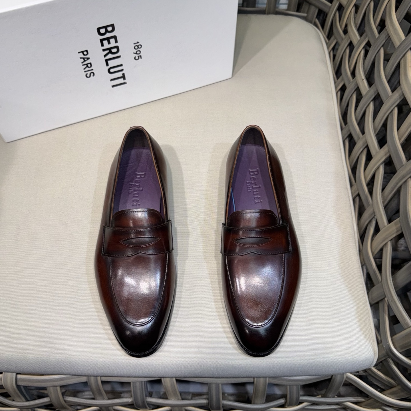 NO:781722,Berlut* 布鲁提 新款男士手工擦色乐福鞋皮鞋出货 ｜渠道精品 一脚蹬简便款｜甄选优质进口小牛皮胚擦色｜小牛皮鞋面｜冷粘工艺｜古朴大气｜真皮琴底橡胶组合大底防滑效果极好｜鞋尖铜扣很有艺术韵味｜原版定制包装发售 Size39-44 (customized at 38.45.46),,loafers,cowhide19860909Berlut* 布鲁提 新款男士手工擦色乐福鞋皮鞋出货 ｜渠道精品 一脚蹬简便款｜甄选优质进口小牛皮胚擦色｜小牛皮鞋面｜冷粘工艺｜古朴大气｜真皮琴底橡胶组合大底防滑效果极好｜鞋尖铜扣很有艺术韵味｜原版定制包装发售 Size39-44（38.45.46定做）,,loafers,cowhide,Men's shoes