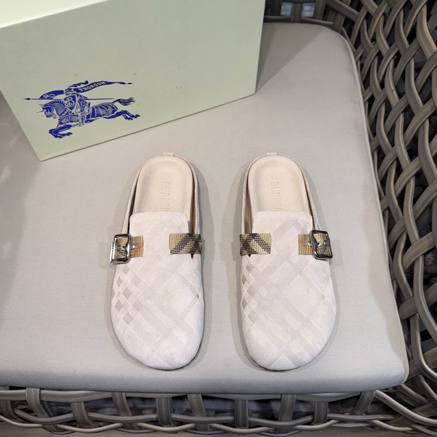 NO:354246,BURBERRY men's casual semi-slippers｜This sports upper is made of soft reverse velvet fabric｜Integrated with plaid pattern embossed｜Paired with embossed two-color sole｜Embroidered brand logo｜with debugged B-shaped buckle strap｜Full slack feeling. Size38-44 (customized for 45.46), burberry, sneakers, slippers19860909BURBERRY男士休闲半拖鞋｜此款运动鞋面采用柔软反绒皮面料｜融入格纹图案压花｜搭配压纹双色鞋底｜其上点缀品牌标识｜设有可调试B字型扣环束带｜松弛感拉满满. Size38-44（45.46定做）,,burberry,sneakers,slippers,Men's shoes