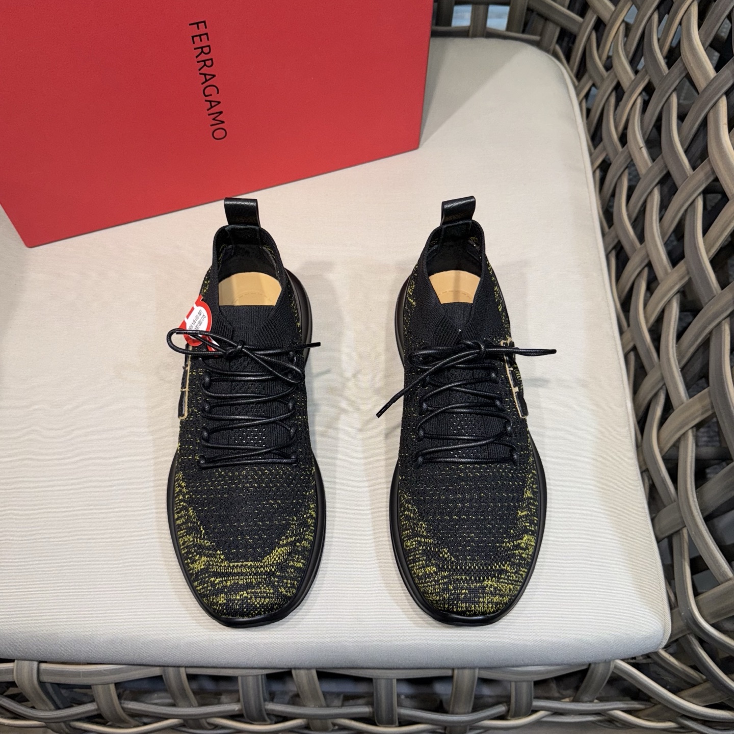 NO:346677,Ferragamo Gancini knitted casual shoes | Imported knitted wool fabric | Create a unique high-end look | Side embellishment Gancini buckle | Combined with eye-catching light rubber sole, the design is more exquisite | TPU lines highlight the outline of the entire shoe Size39-44 (customized for 38.44), ferragamo19860909Ferragamo Gancini针织休闲鞋｜进口针织羊毛面料｜打造别出心裁的高端造型｜侧面缀饰Gancini扣饰｜结合醒目的轻盈橡胶鞋底 令设计更显考究｜TPU线条点睛整个鞋的轮廓 Size39-44（38.44定做）,,ferragamo,Men's shoes