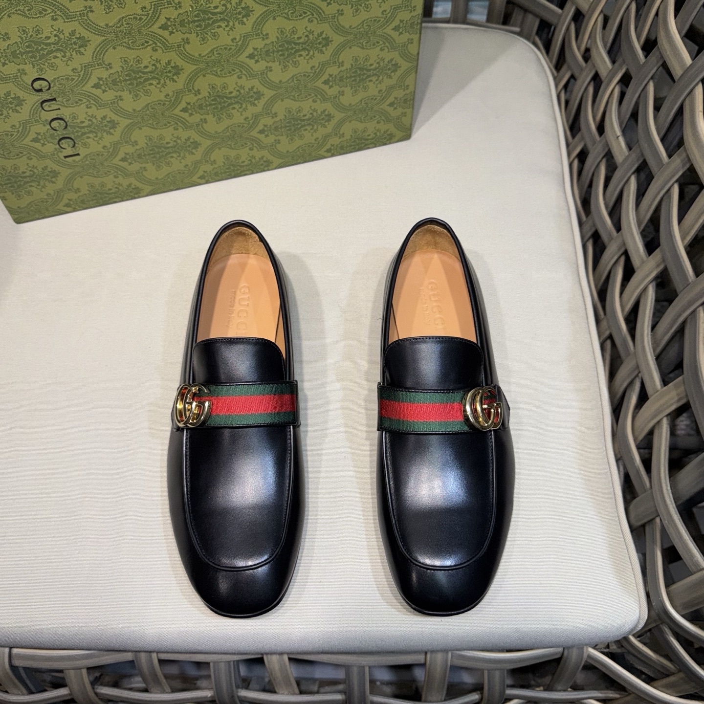 NO:352160,GUCC* Horse Bed Leather Sole Loafers | Made of imported cowhide | Water-dyed cowhide inner lining, foot pads | Leather outsole leather edge strips | Brand collection of unique materials | Horse Bed details are traditional elements of G family | Shoe shape is long and slender toe | Pure handmade Size39-44 (38.45.46 Custom made),,gucci,gucci,loafers,cowhide,Leather soles19860909GUCC*马衔扣真皮底乐福鞋｜选用进口牛皮制作｜水染牛皮内里、垫脚｜真皮大底真皮沿条｜品牌典藏的别致材质｜马衔扣细节是G家传统元素｜鞋型瘦长且鞋头修长｜纯手工制作 Size39-44 (38.45.46定做）,,gucci,gucci,loafers,cowhide,Leather soles,Men's shoes