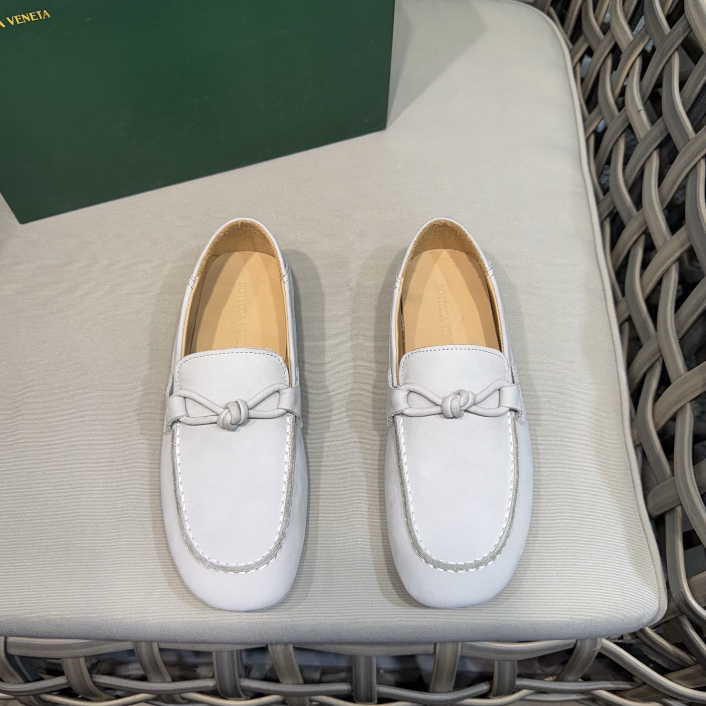 NO:352862,Bottega veneta BV official website synchronous high-end series genuine leather outsole loafers｜Upper super delicate fetal scrub｜Pure hand-pulled wire｜Inner lining dye calfskin｜Crack-resistant not easy to deform｜Durable durable｜Calf leather foot pads effectively absorb sweat and breathable｜Imported leather embryo bottom layer｜Real leather soles are a sole that can breathe automatically to relieve foot fatigue Size39-44 (customized by 38.45),, bottega veneta, bottega veneta,loafers,cowhide,Leather soles19860909Bottega veneta BV官网同步高端系列真皮大底乐福鞋｜鞋面超细腻胎牛磨砂｜纯手工拉线｜内里本染小牛皮｜耐折痕不易变形｜经久耐穿｜小牛皮垫脚有效吸汗透气｜进口皮胚底层｜真皮鞋底是一种自己能自动呼吸的鞋底 缓解脚疲劳 Size39-44（38.45定做）,,bottega veneta,bottega veneta,loafers,cowhide,Leather soles,Men's shoes